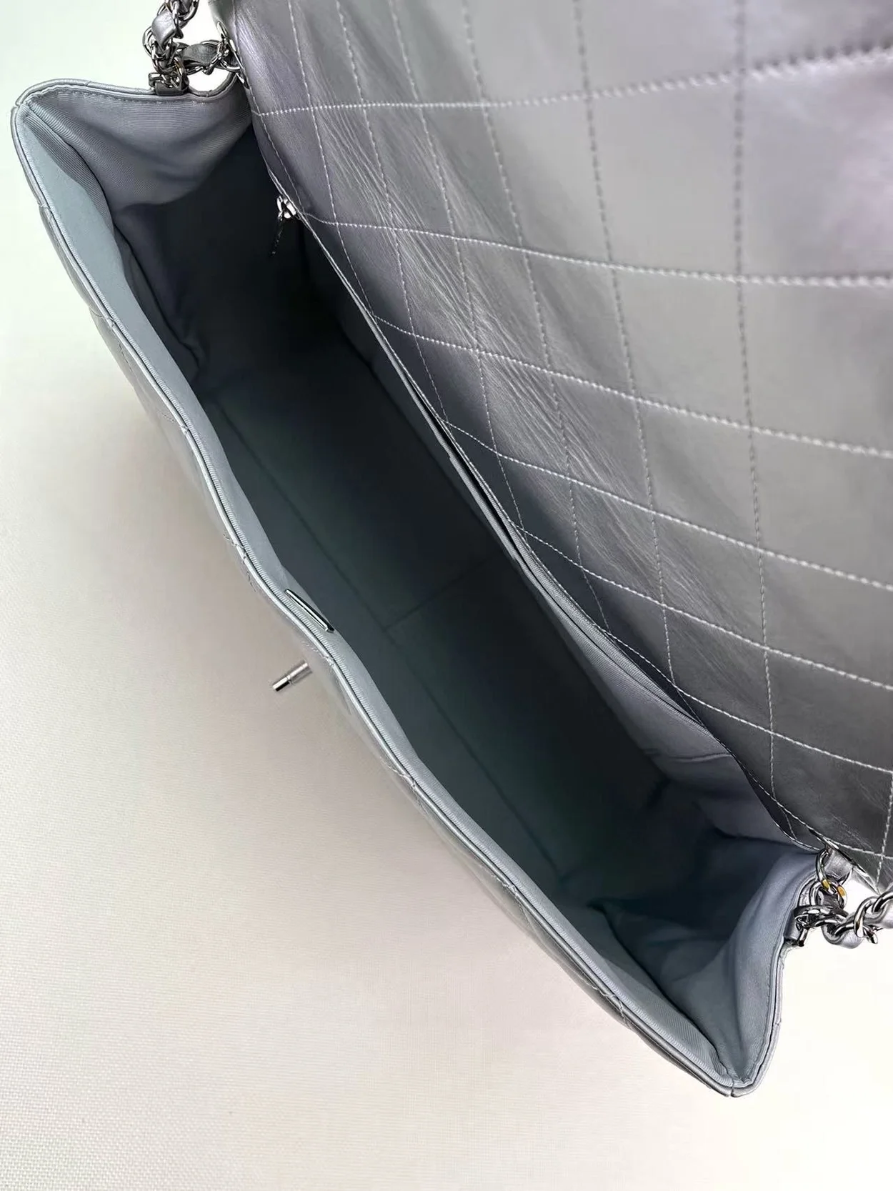 샤넬 트래블 맥시 클래식 램스킨 실버 메탈릭 은장