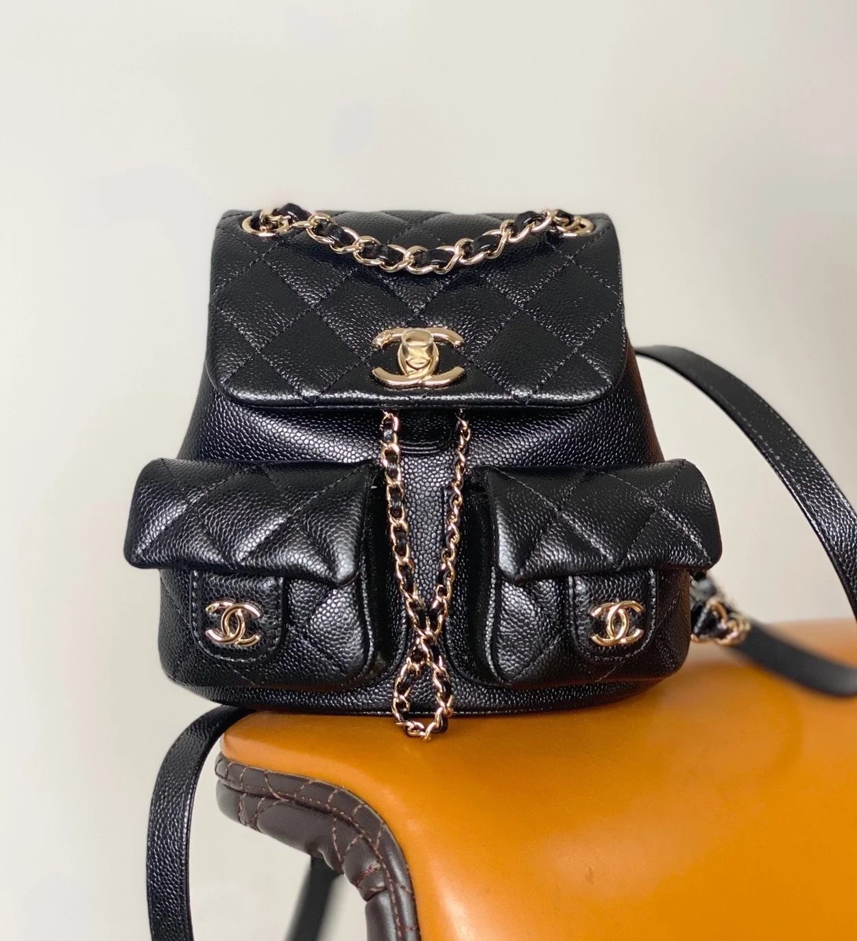 샤넬 23P 투 포켓 듀마 백팩 스몰 캐비어 블랙