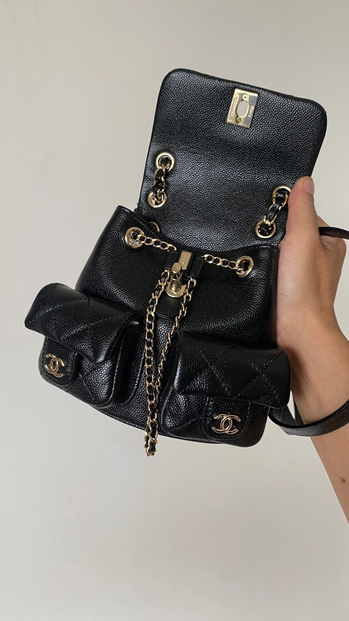 샤넬 23P 투 포켓 듀마 백팩 스몰 캐비어 블랙