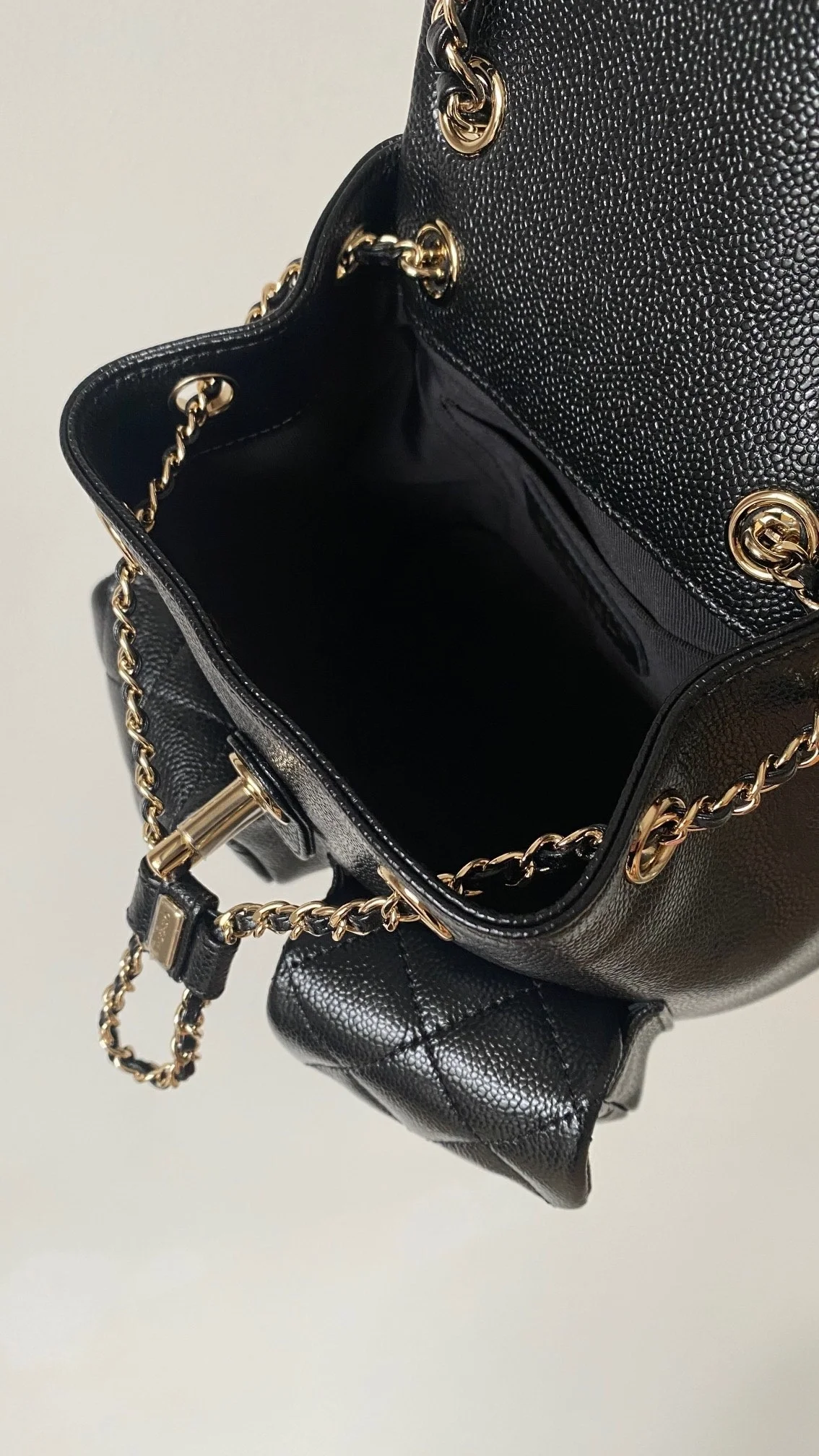 샤넬 23P 투 포켓 듀마 백팩 스몰 캐비어 블랙