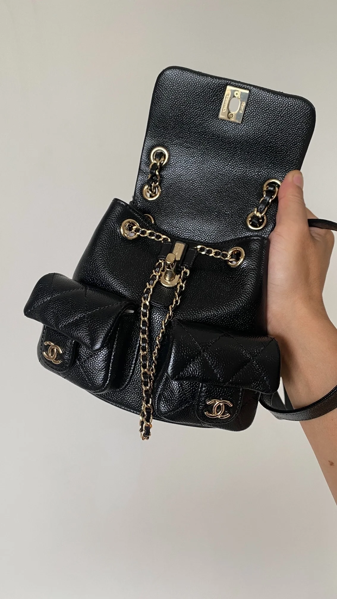 샤넬 23P 투 포켓 듀마 백팩 스몰 캐비어 블랙