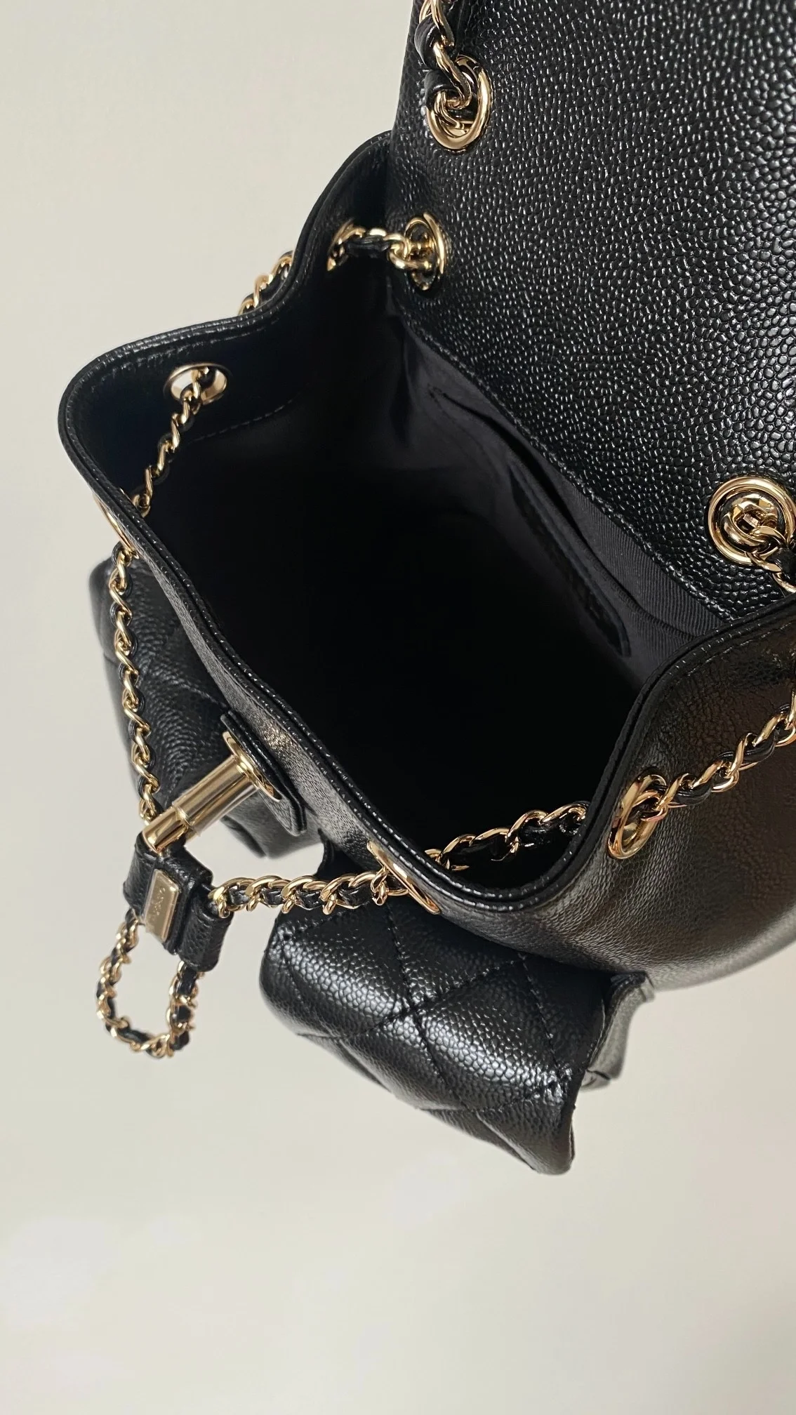 샤넬 23P 투 포켓 듀마 백팩 스몰 캐비어 블랙