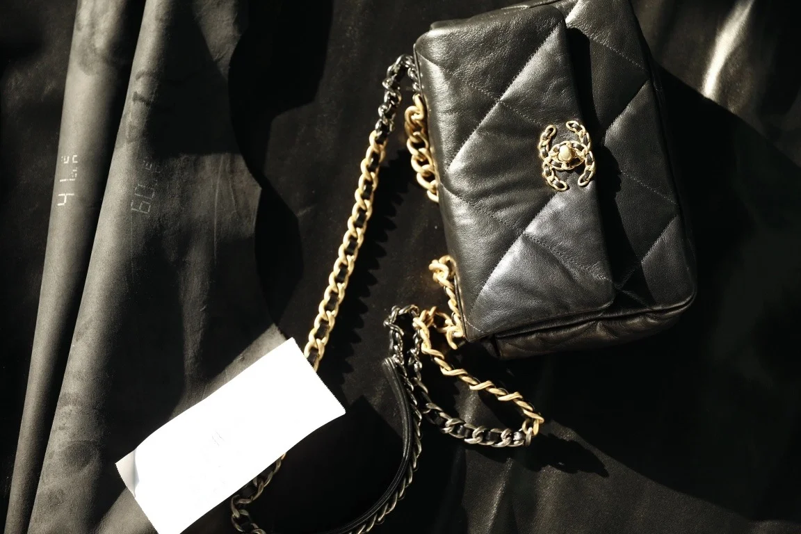 샤넬 19백 라지 램스킨 블랙 골드