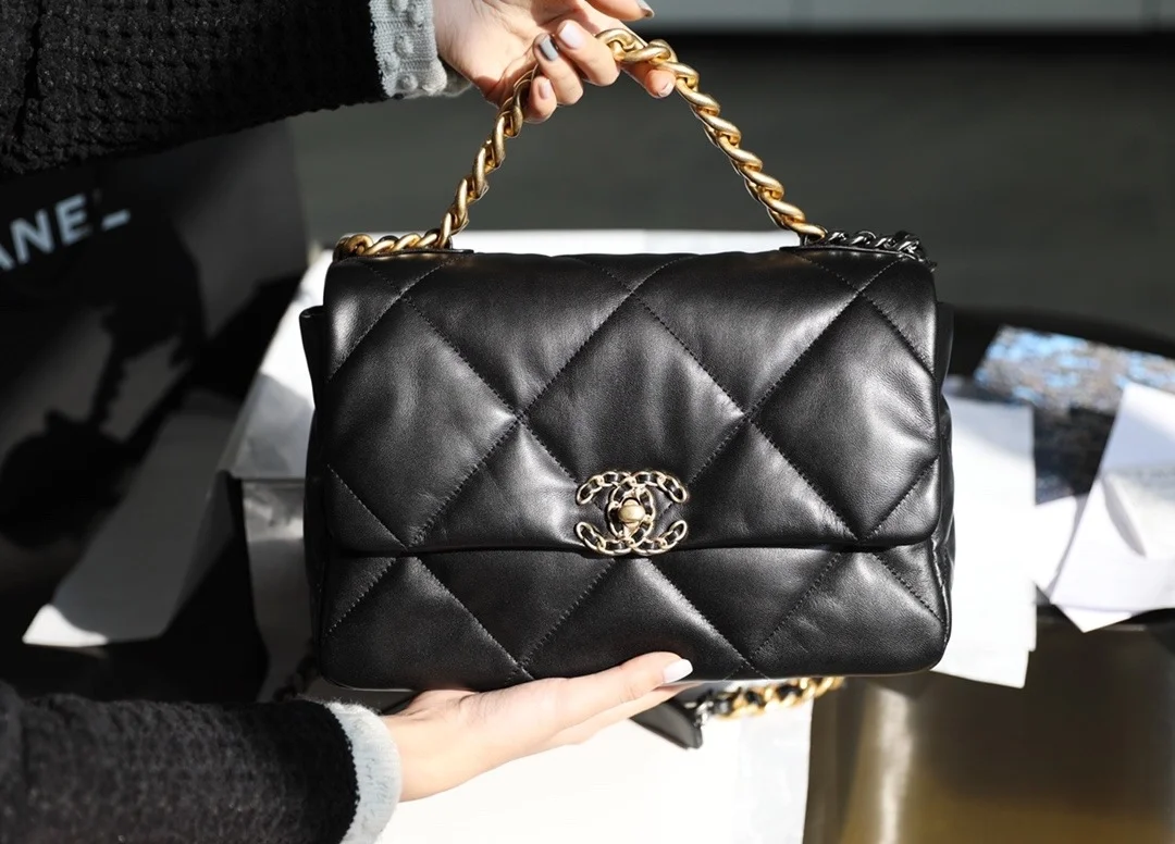 샤넬 19백 라지 램스킨 블랙 골드