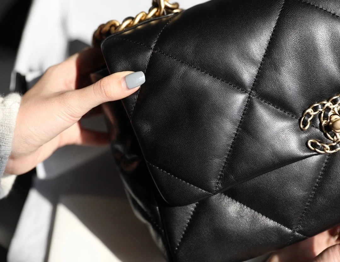 샤넬 19백 라지 램스킨 블랙 골드