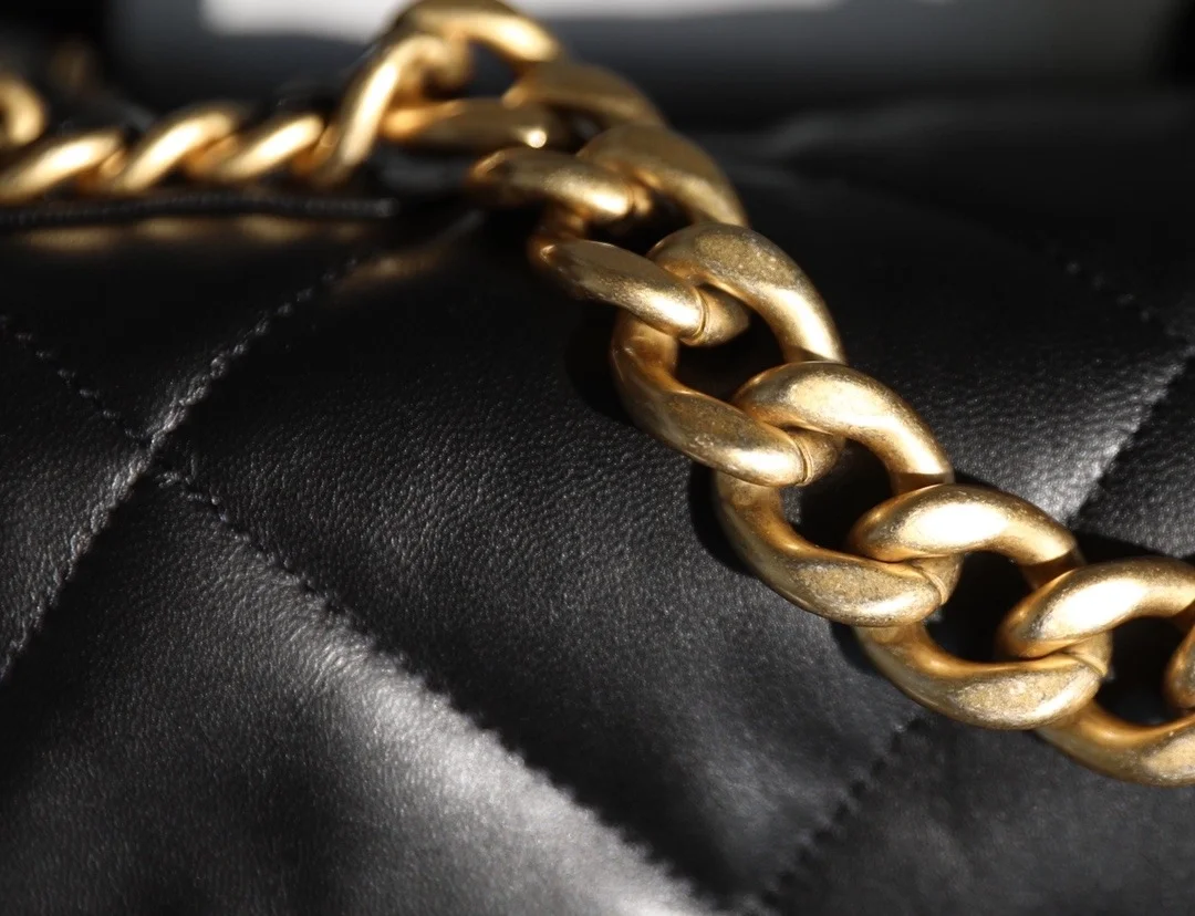 샤넬 19백 라지 램스킨 블랙 골드