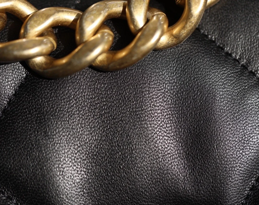 샤넬 19백 라지 램스킨 블랙 골드