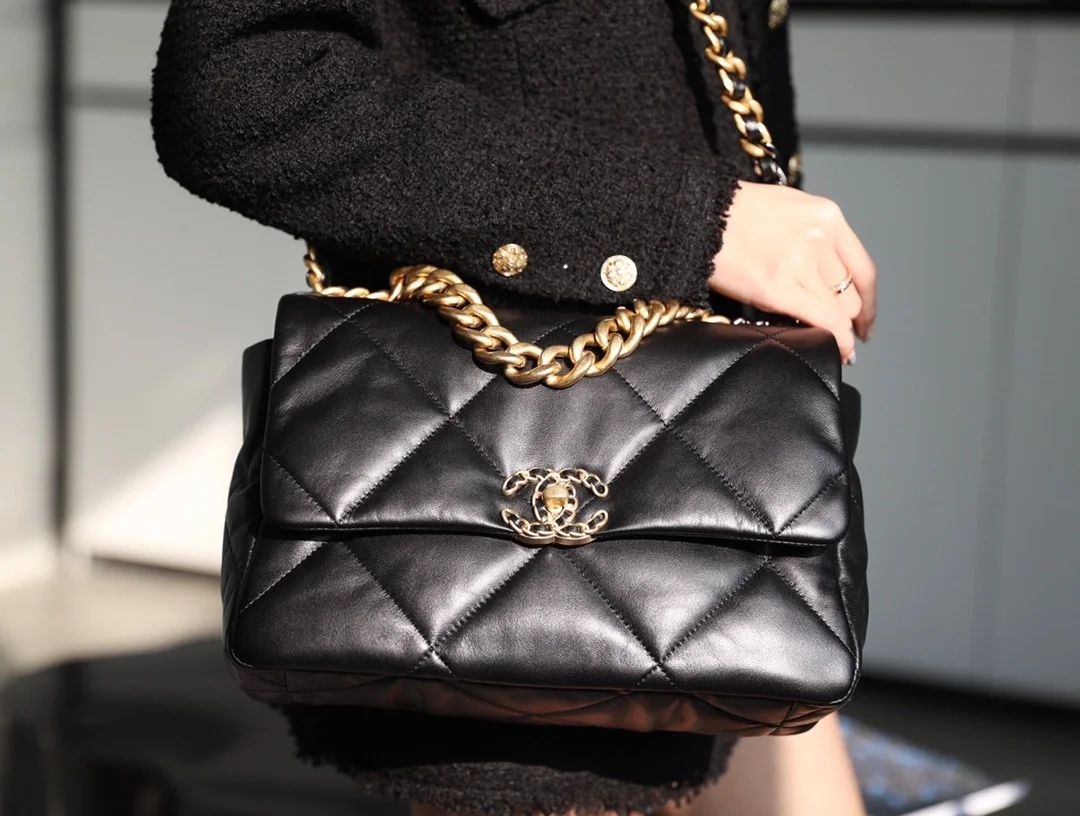 샤넬 19백 라지 램스킨 블랙 골드