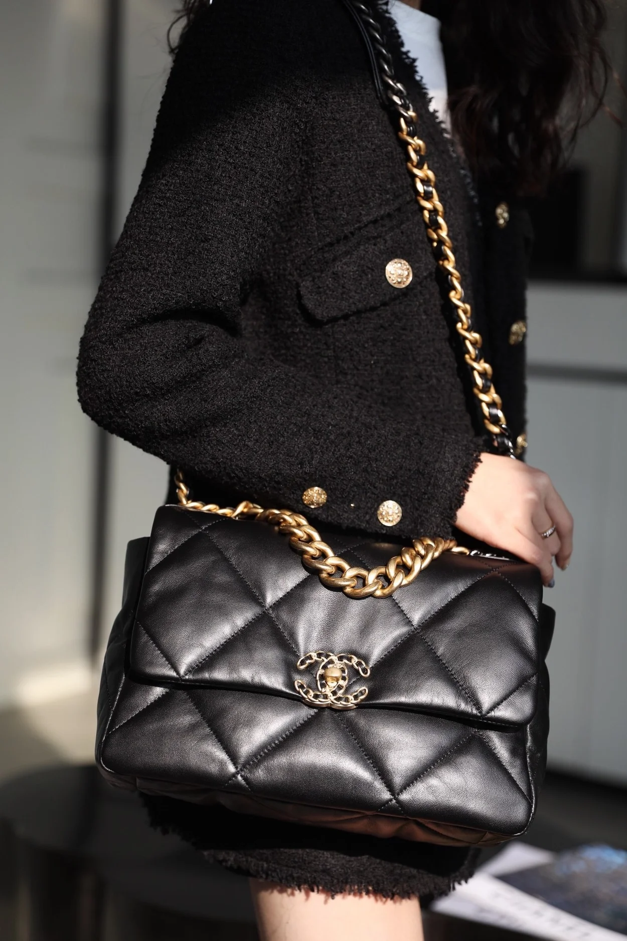 샤넬 19백 라지 램스킨 블랙 골드