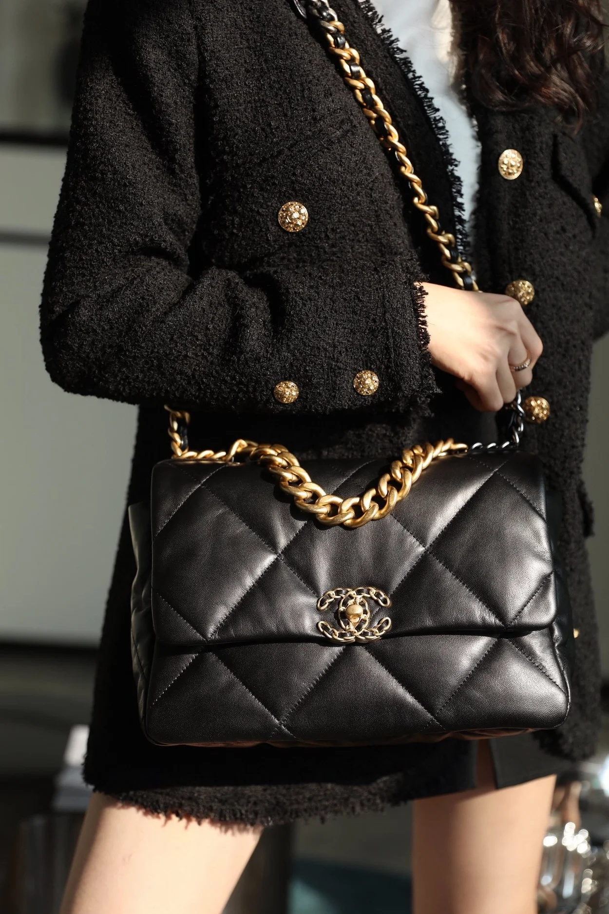 샤넬 19백 라지 램스킨 블랙 골드