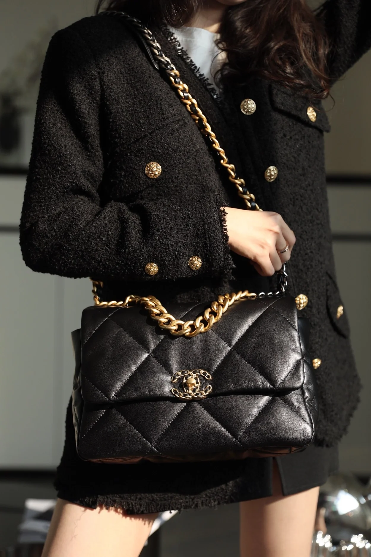 샤넬 19백 라지 램스킨 블랙 골드