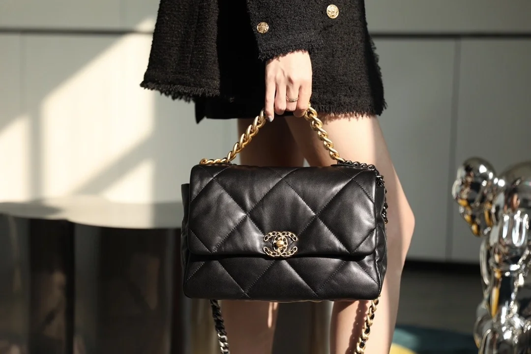 샤넬 19백 라지 램스킨 블랙 골드