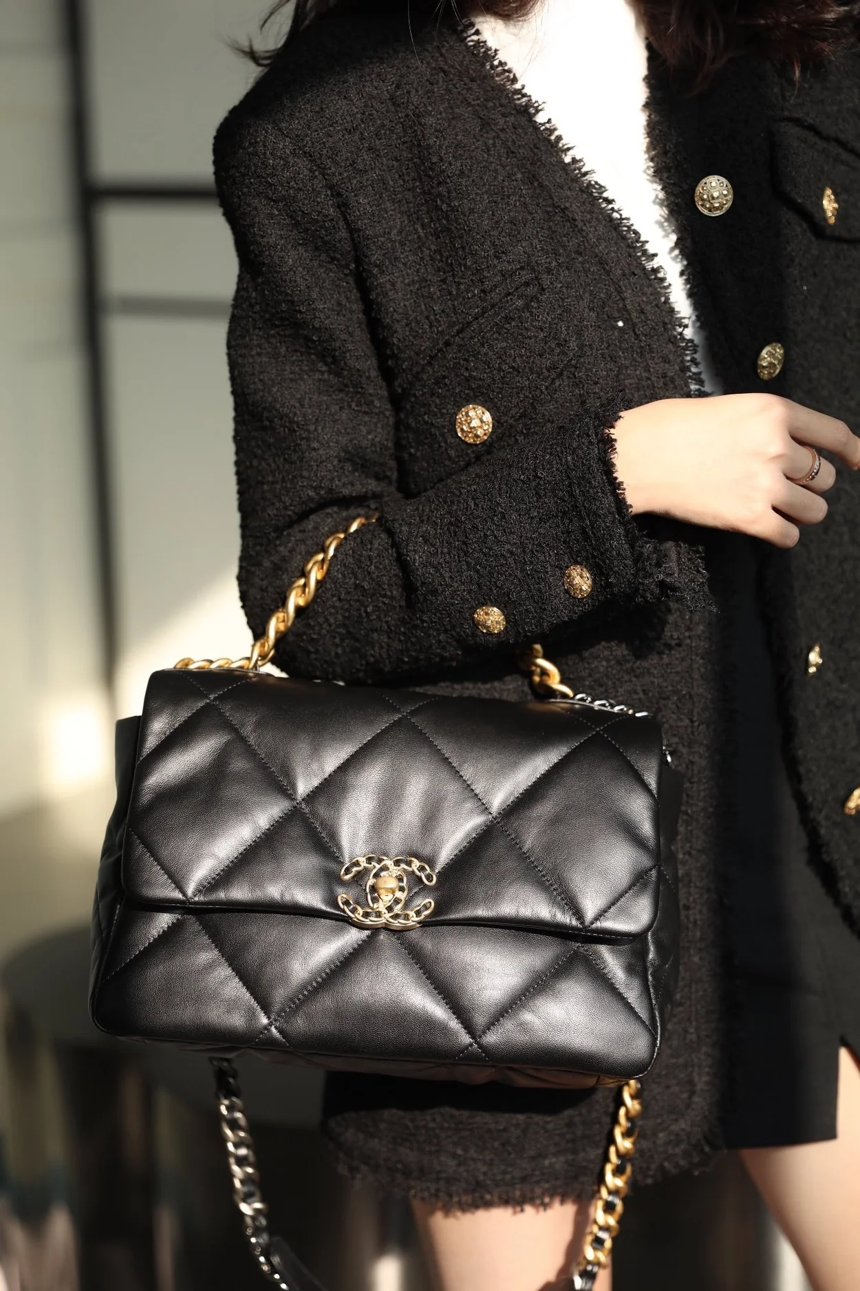 샤넬 19백 라지 램스킨 블랙 골드