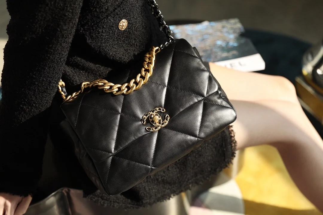 샤넬 19백 라지 램스킨 블랙 골드