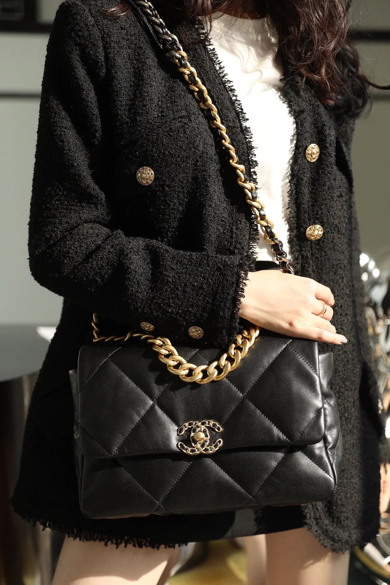 샤넬 19백 라지 램스킨 블랙 골드