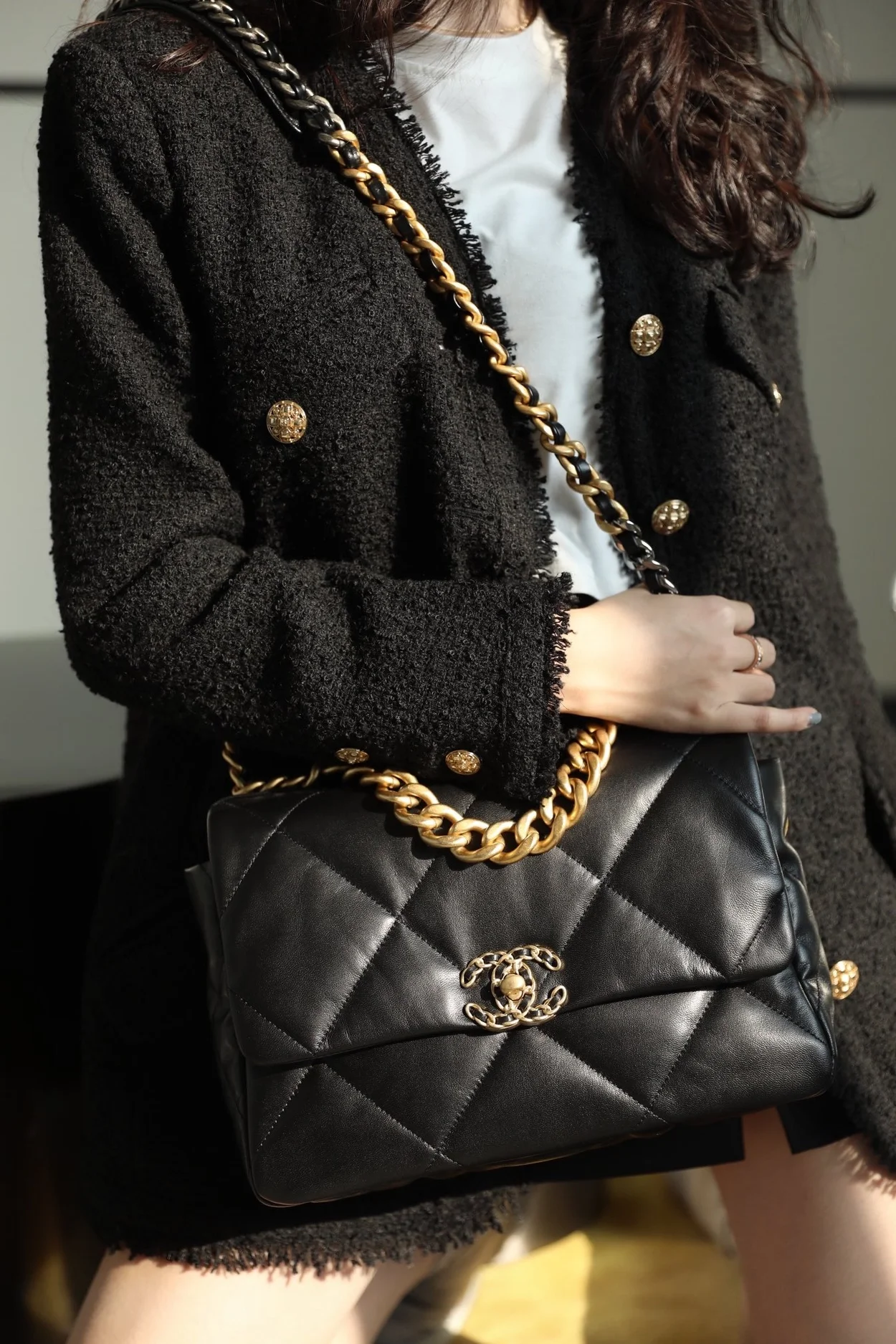 샤넬 19백 라지 램스킨 블랙 골드