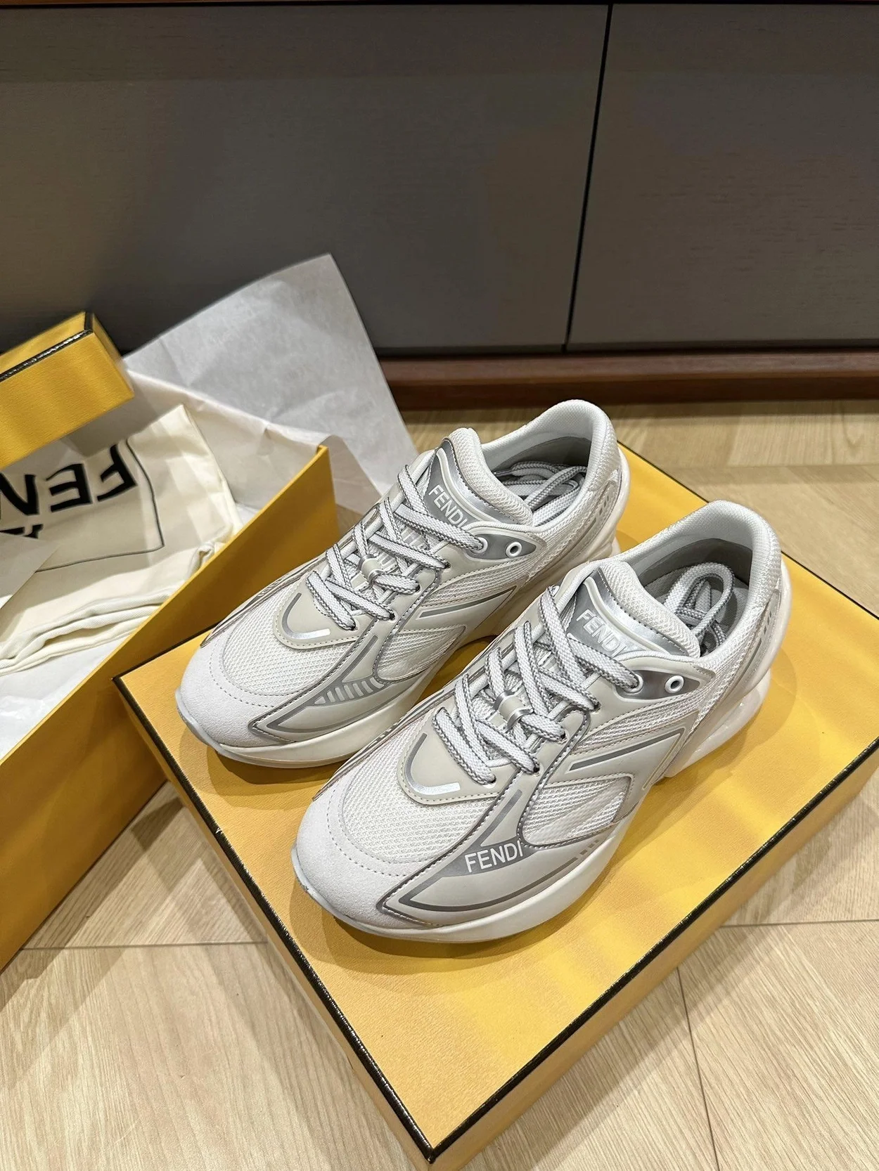 펜디 페브릭 러닝 스니커즈 그레이