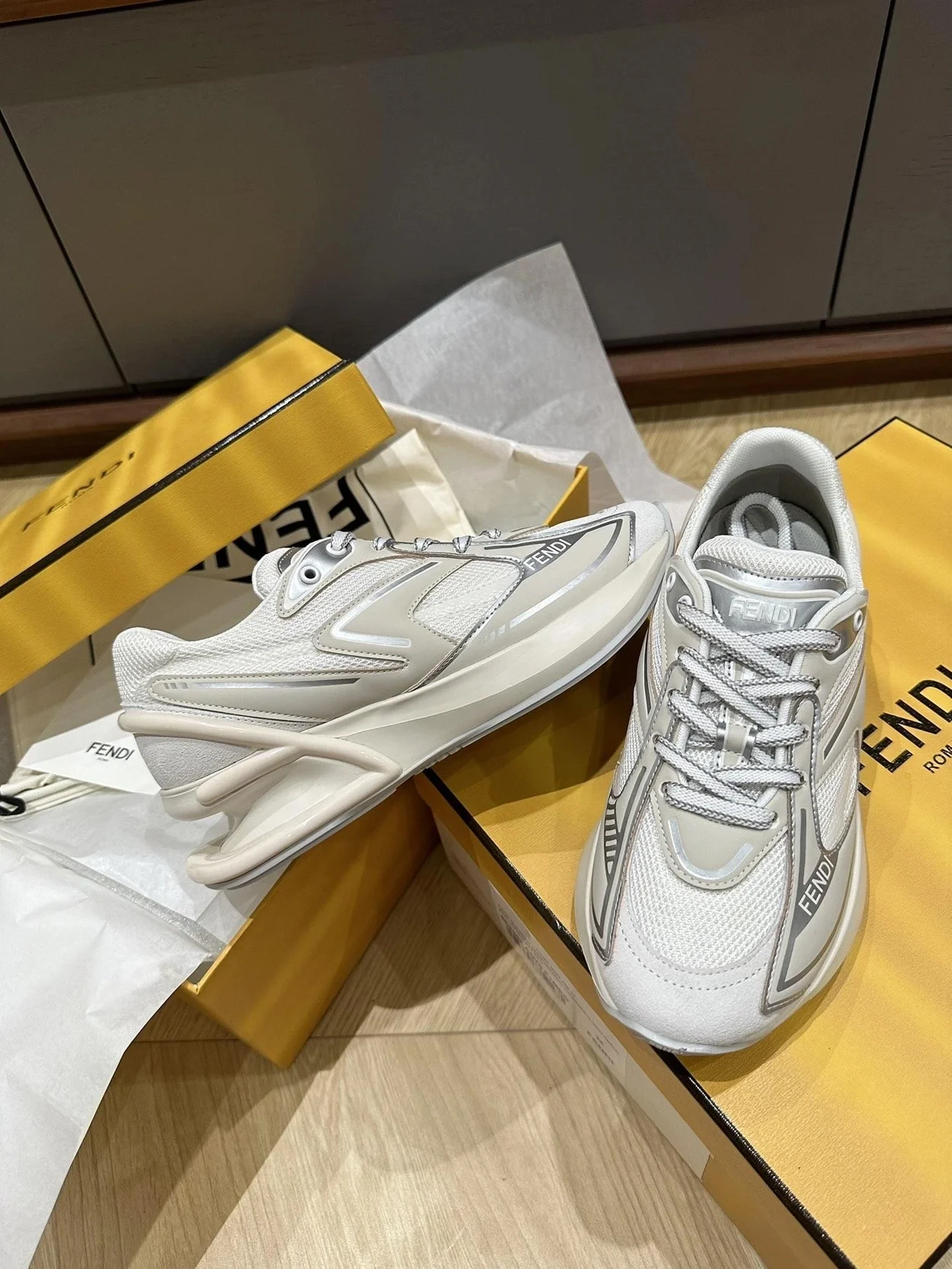 펜디 페브릭 러닝 스니커즈 그레이