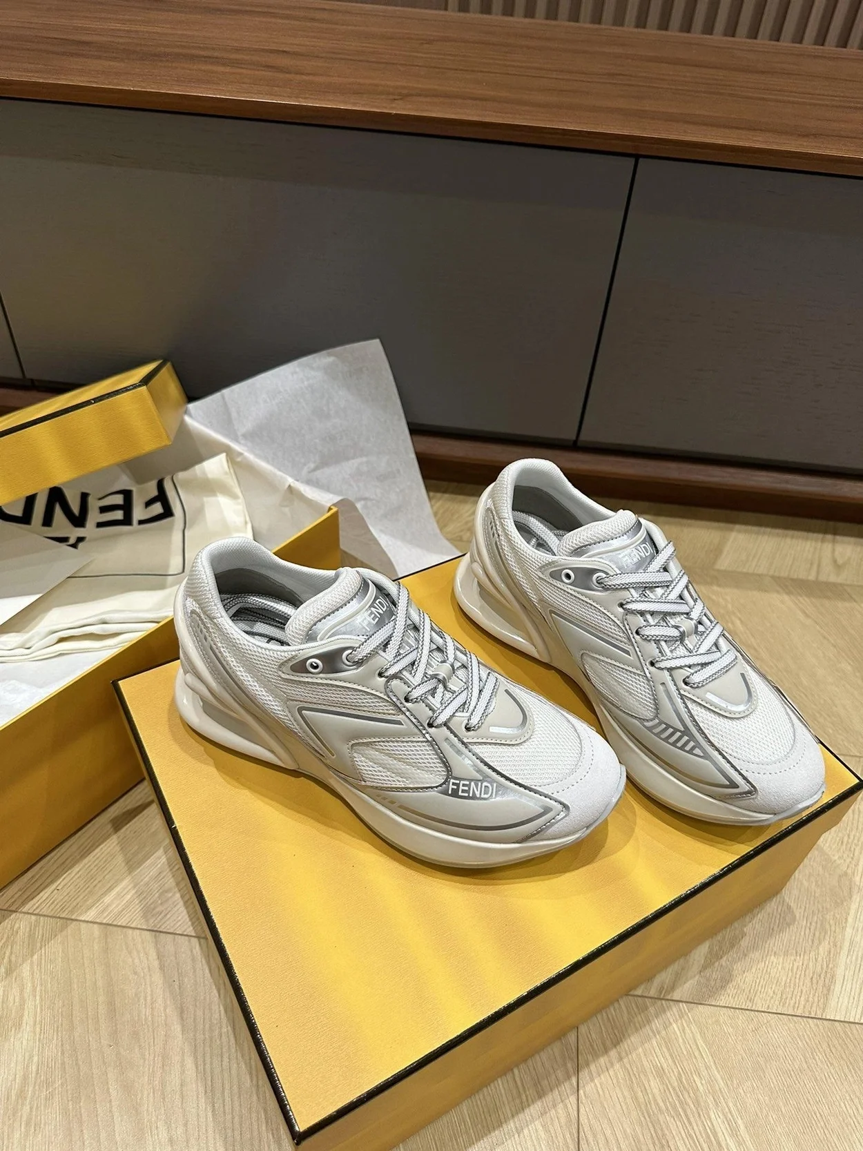 펜디 페브릭 러닝 스니커즈 그레이