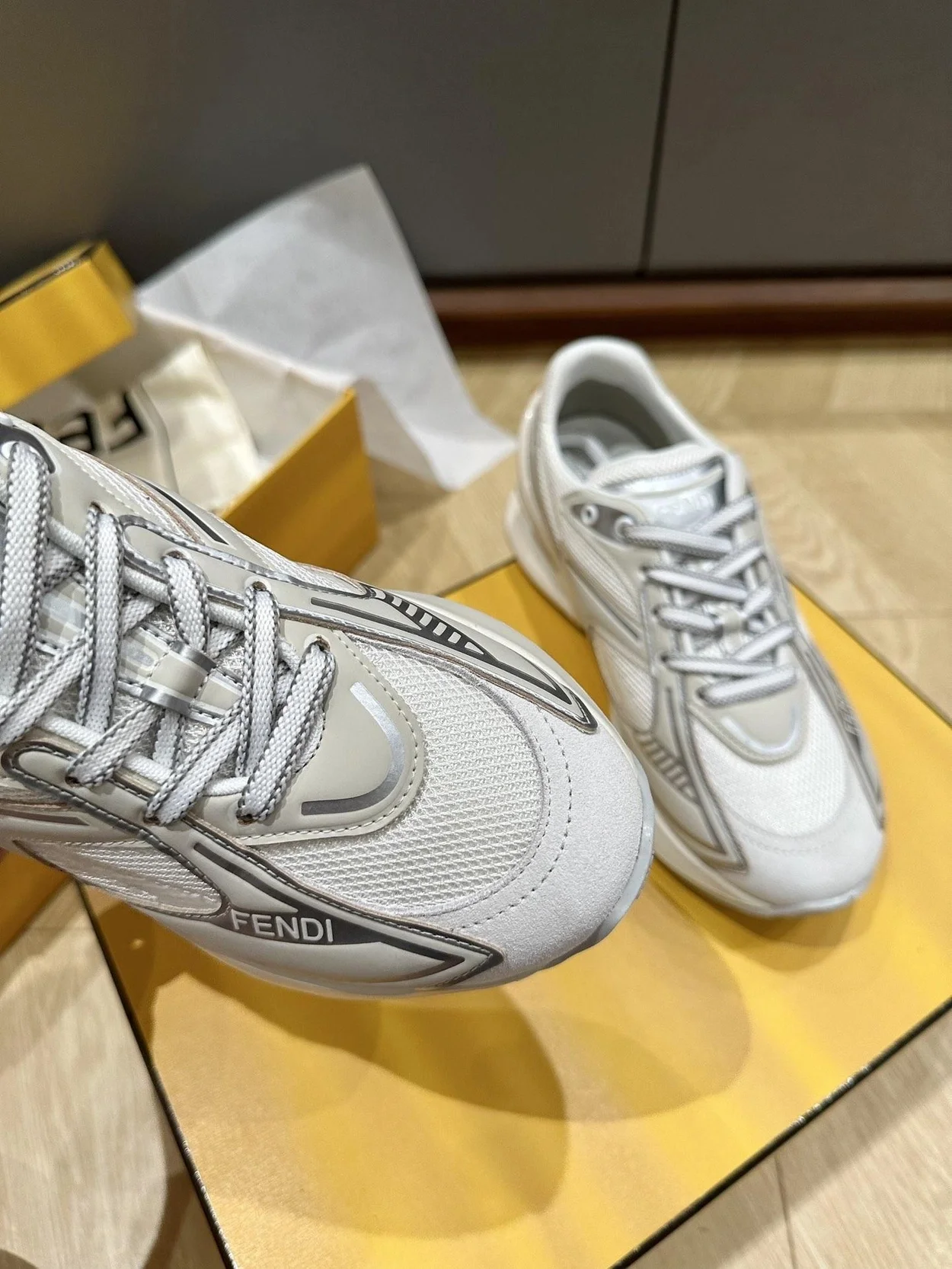 펜디 페브릭 러닝 스니커즈 그레이