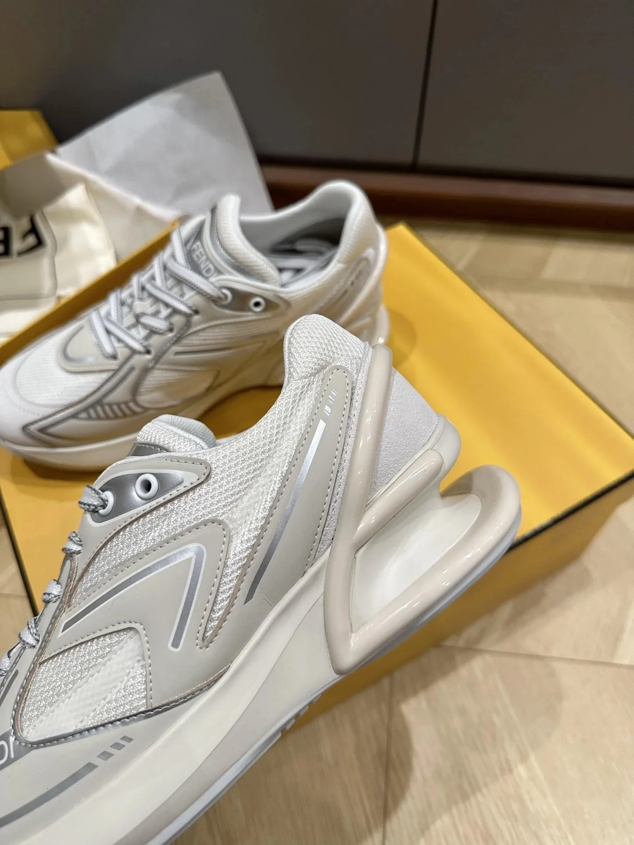 펜디 페브릭 러닝 스니커즈 그레이