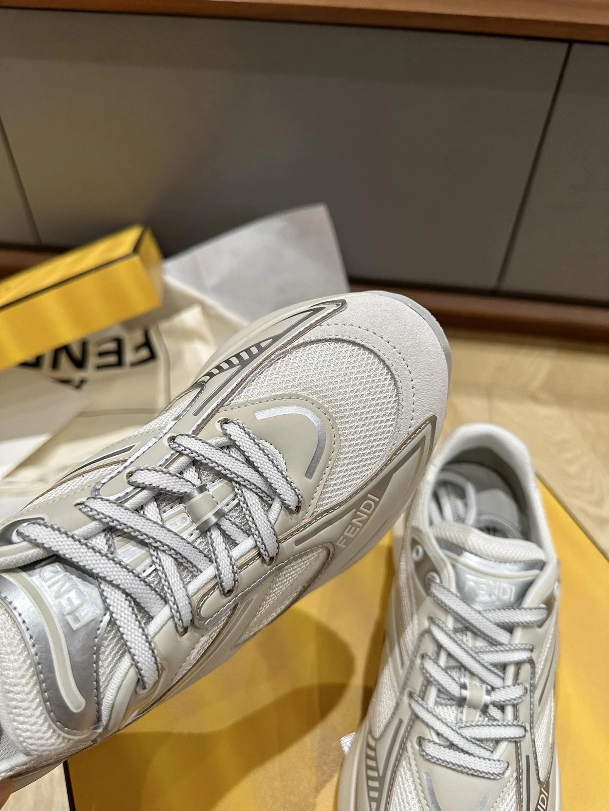 펜디 페브릭 러닝 스니커즈 그레이