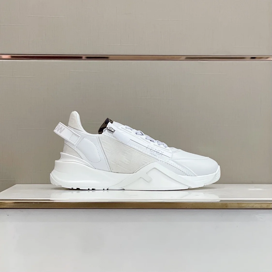 펜디 플로우 그화이트 가죽 로우탑