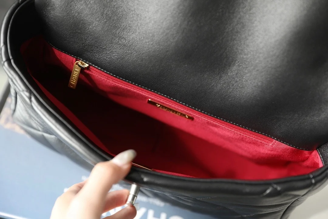 샤넬 19백 라지 램스킨 블랙 실버