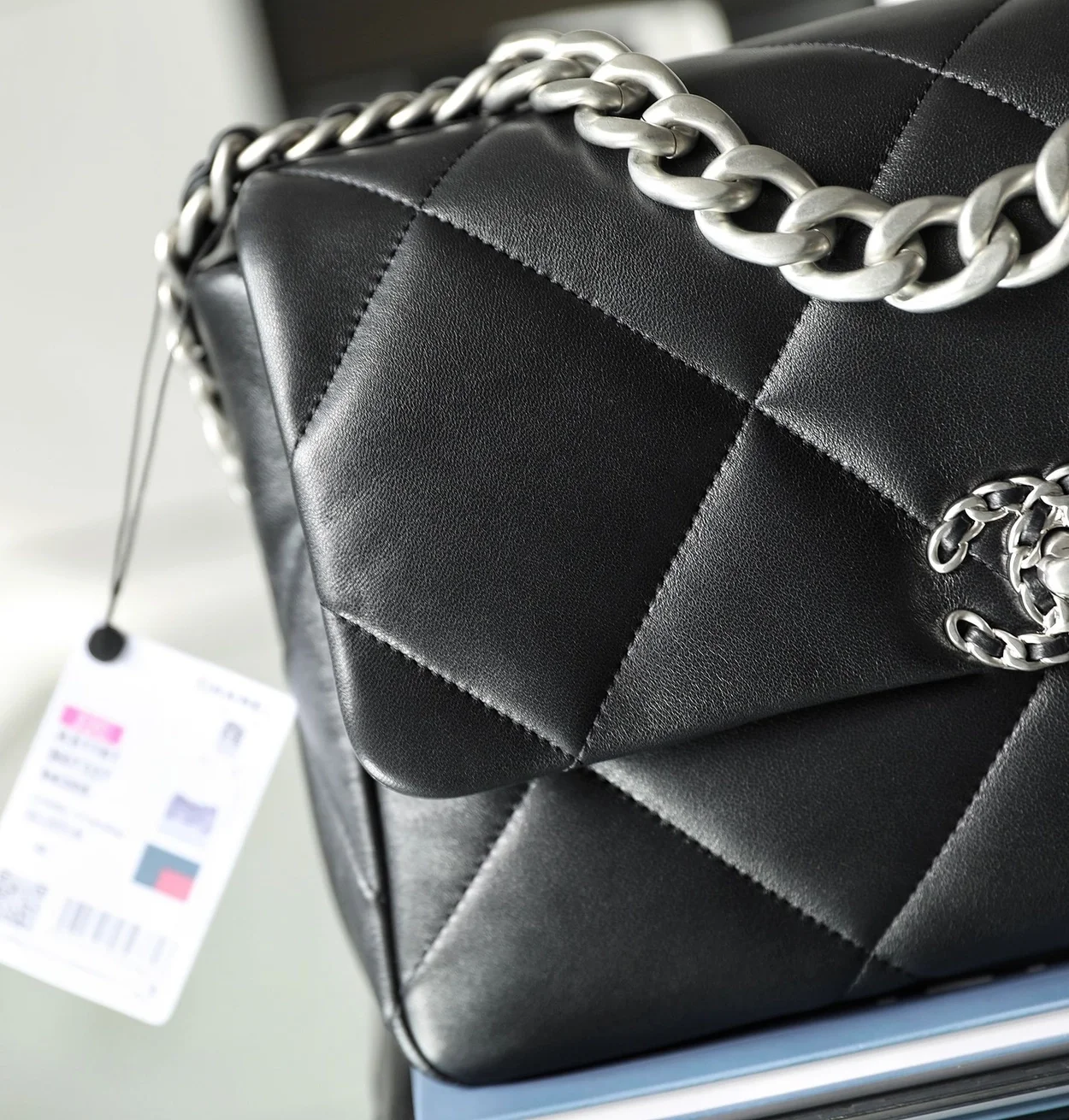 샤넬 19백 라지 램스킨 블랙 실버