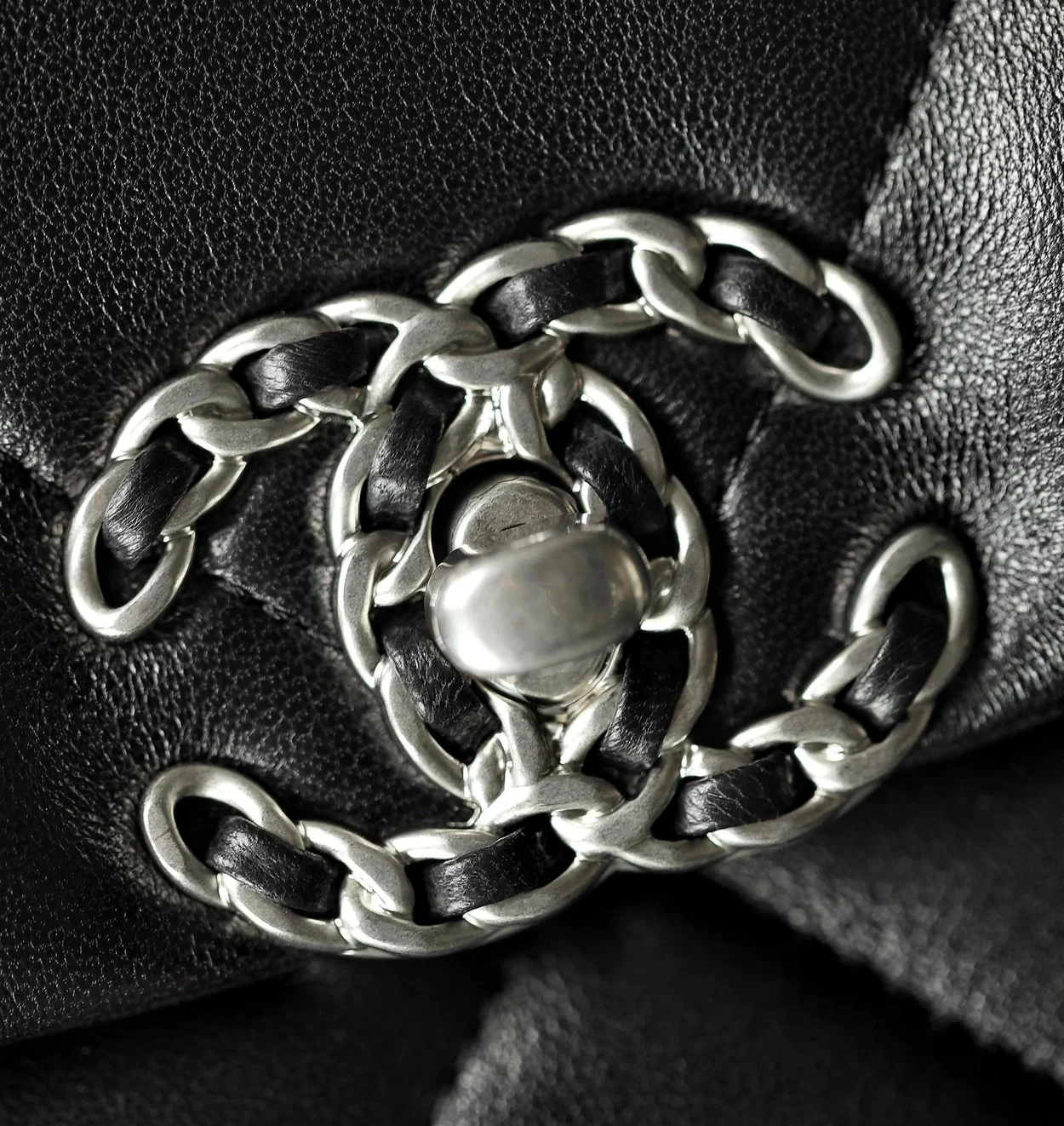 샤넬 19백 라지 램스킨 블랙 실버