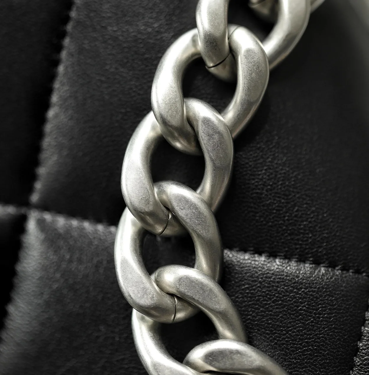 샤넬 19백 라지 램스킨 블랙 실버