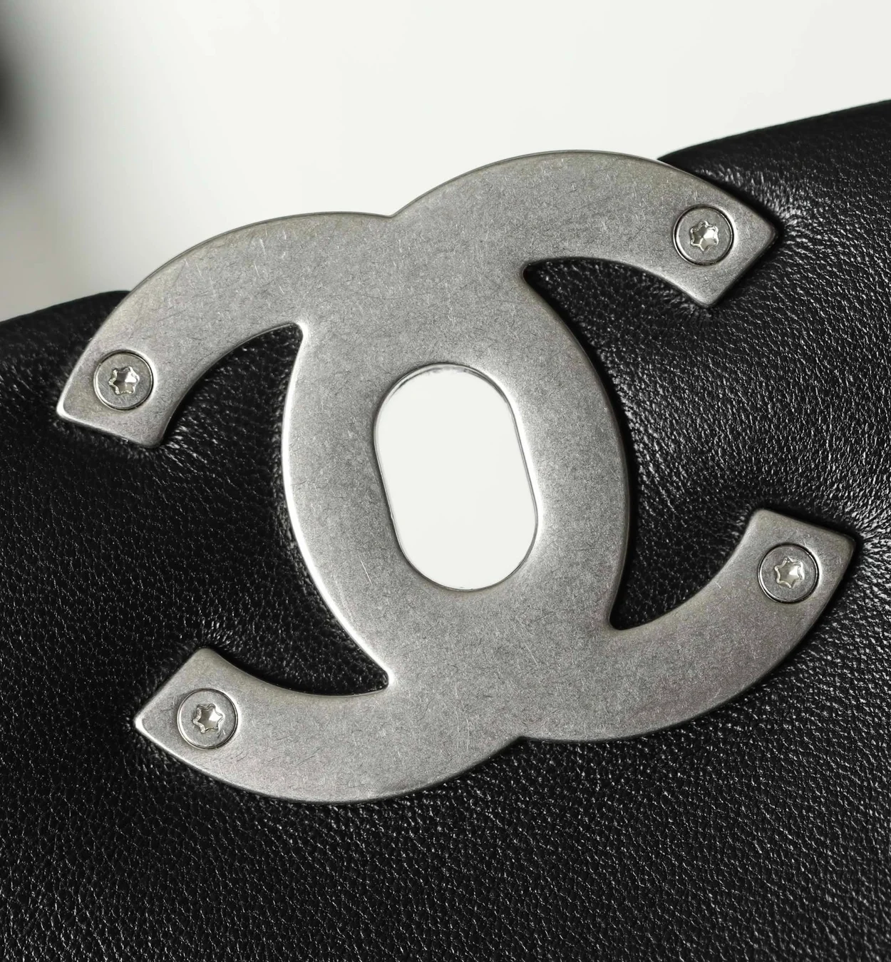 샤넬 19백 라지 램스킨 블랙 실버