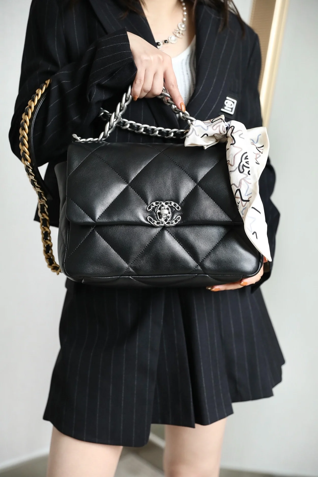 샤넬 19백 라지 램스킨 블랙 실버