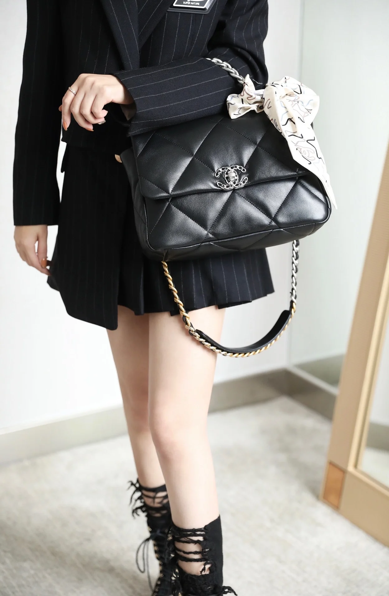 샤넬 19백 라지 램스킨 블랙 실버