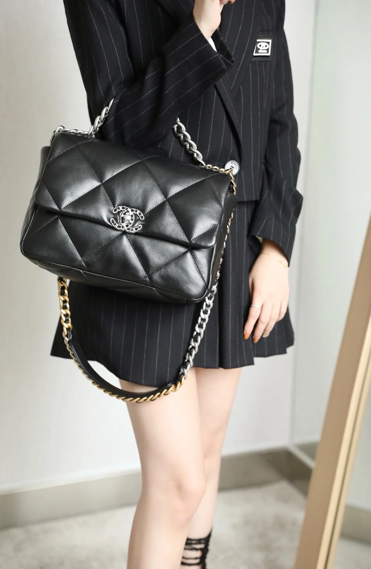 샤넬 19백 라지 램스킨 블랙 실버