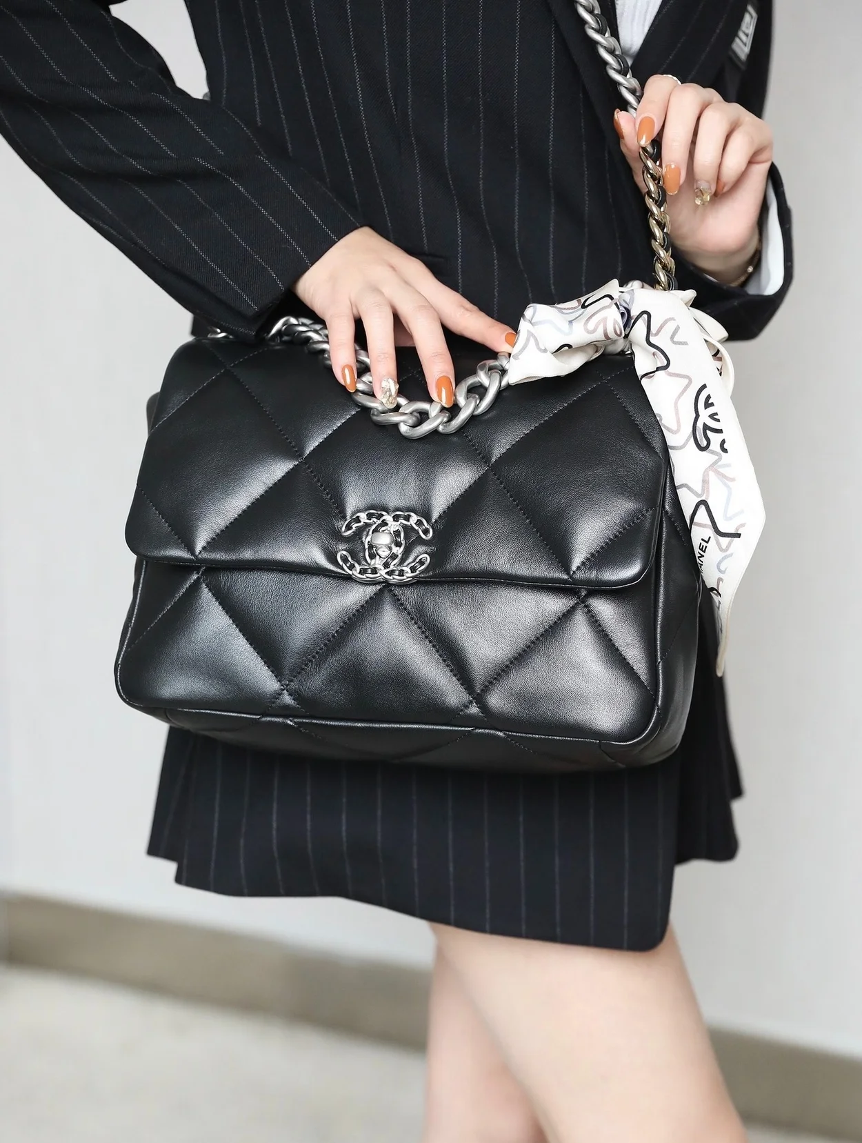 샤넬 19백 라지 램스킨 블랙 실버