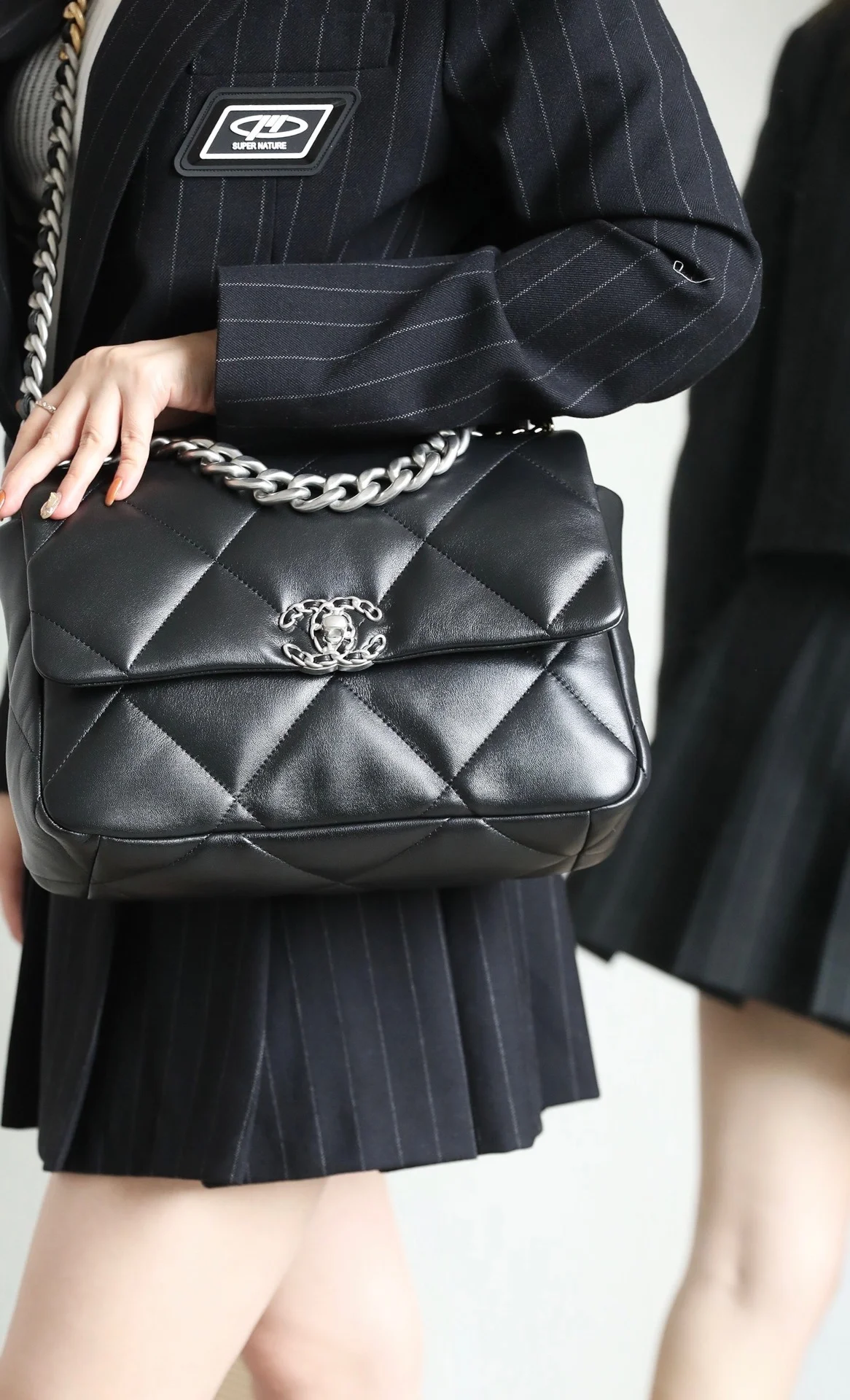 샤넬 19백 라지 램스킨 블랙 실버