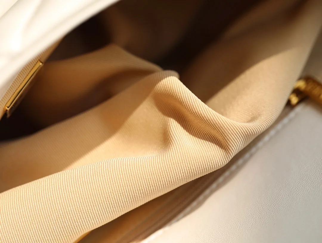 샤넬 19백 라지 램스킨 화이트 골드