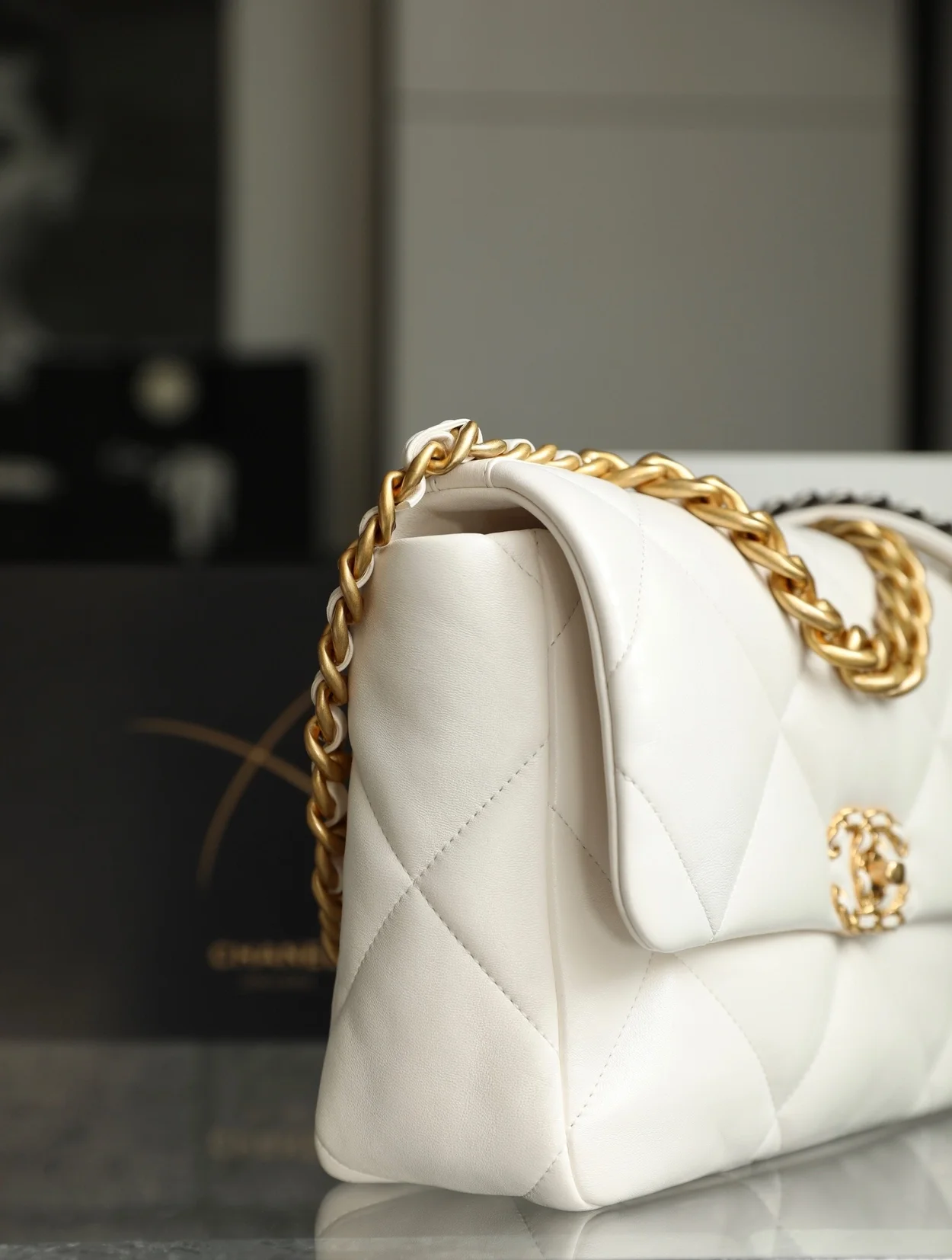 샤넬 19백 라지 램스킨 화이트 골드