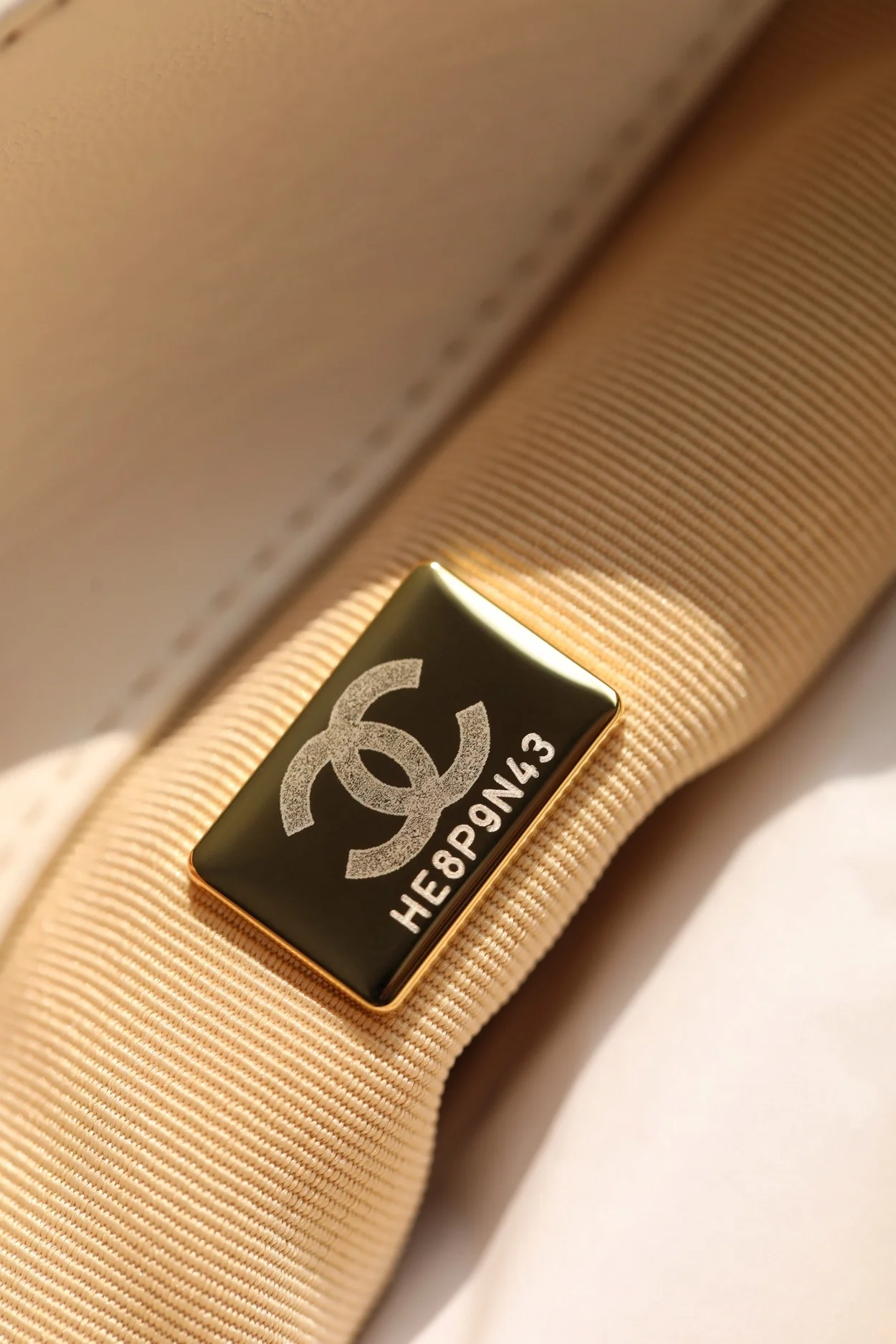 샤넬 19백 라지 램스킨 화이트 골드