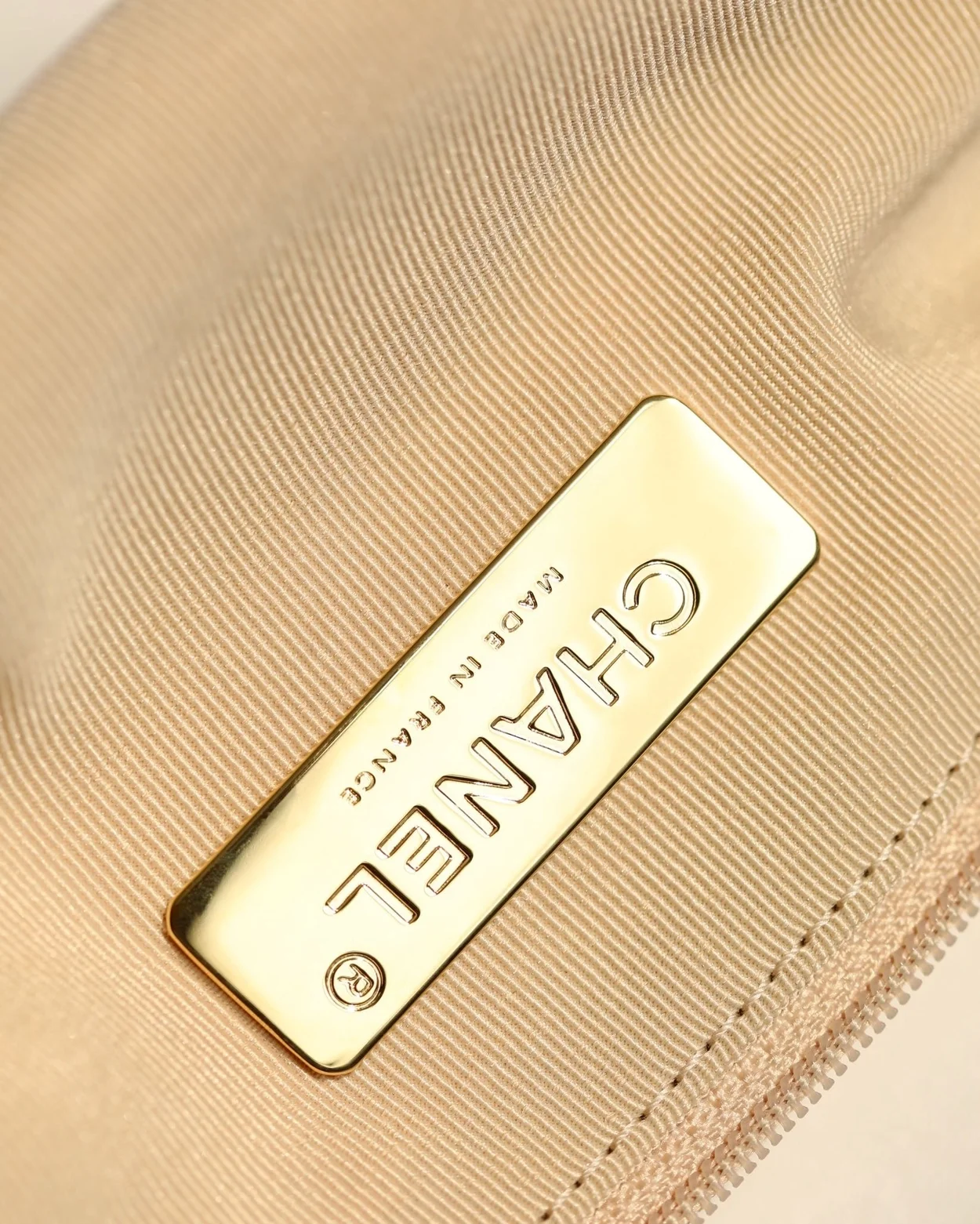 샤넬 19백 라지 램스킨 화이트 골드