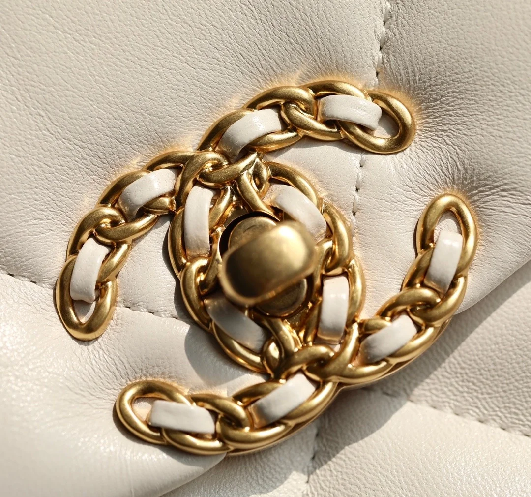 샤넬 19백 라지 램스킨 화이트 골드