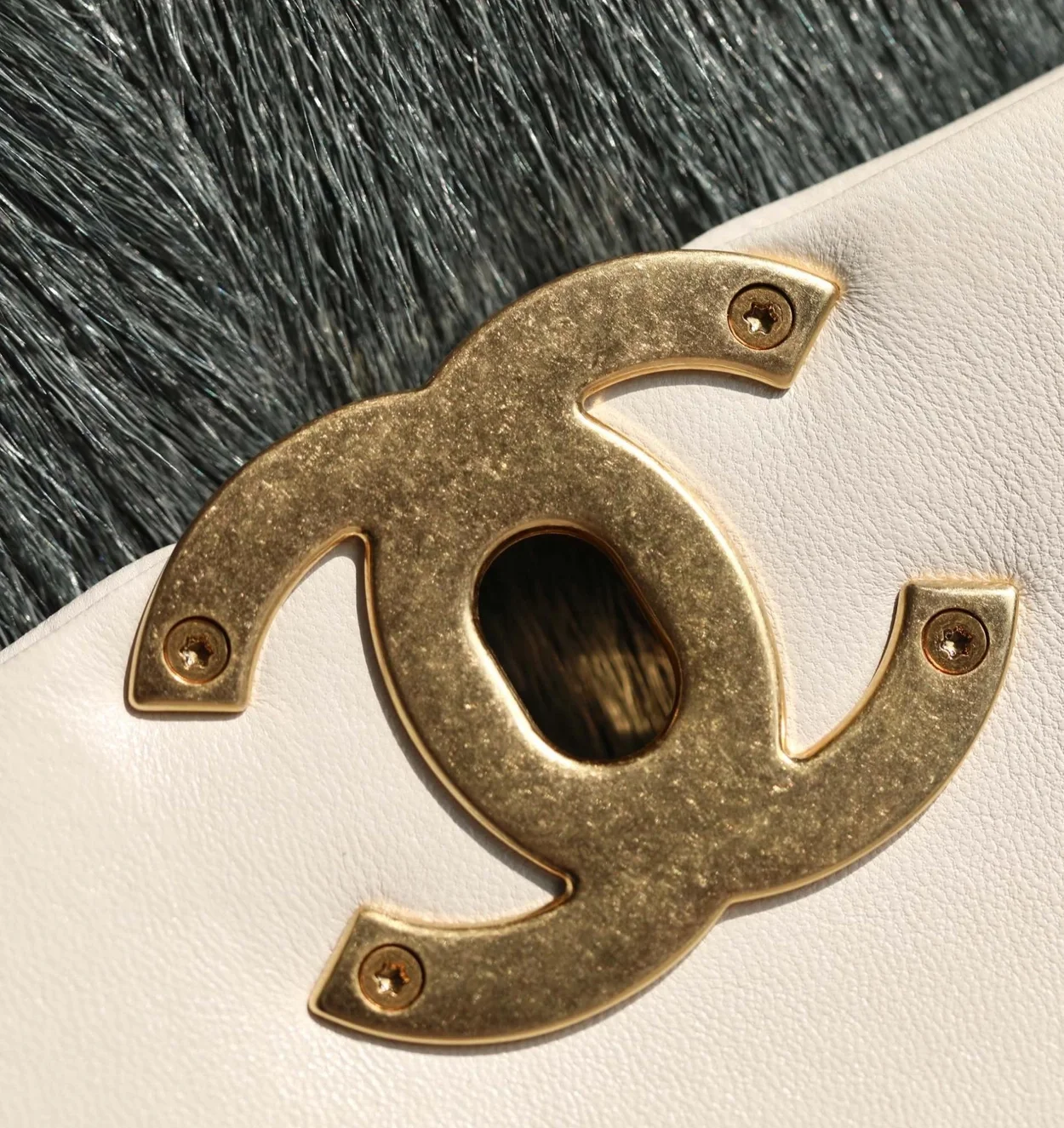 샤넬 19백 라지 램스킨 화이트 골드