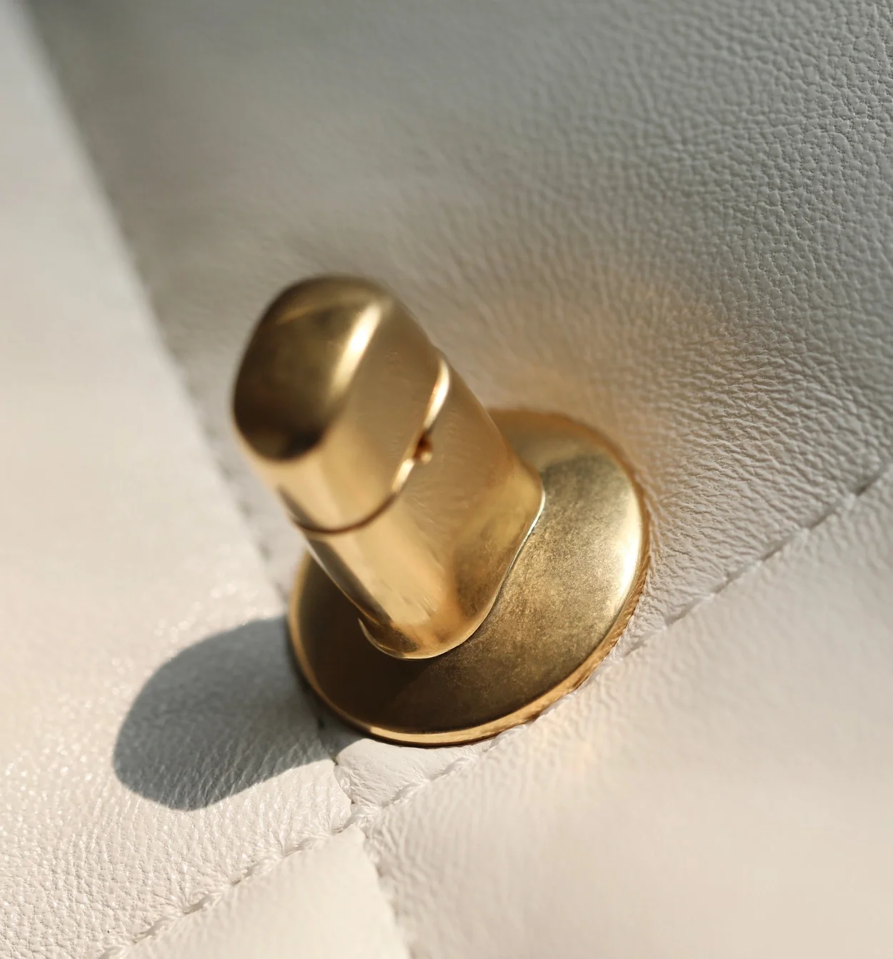 샤넬 19백 라지 램스킨 화이트 골드