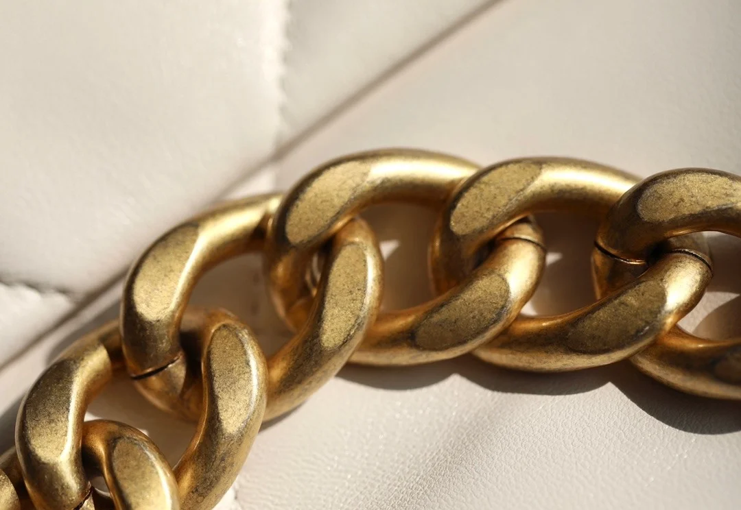 샤넬 19백 라지 램스킨 화이트 골드