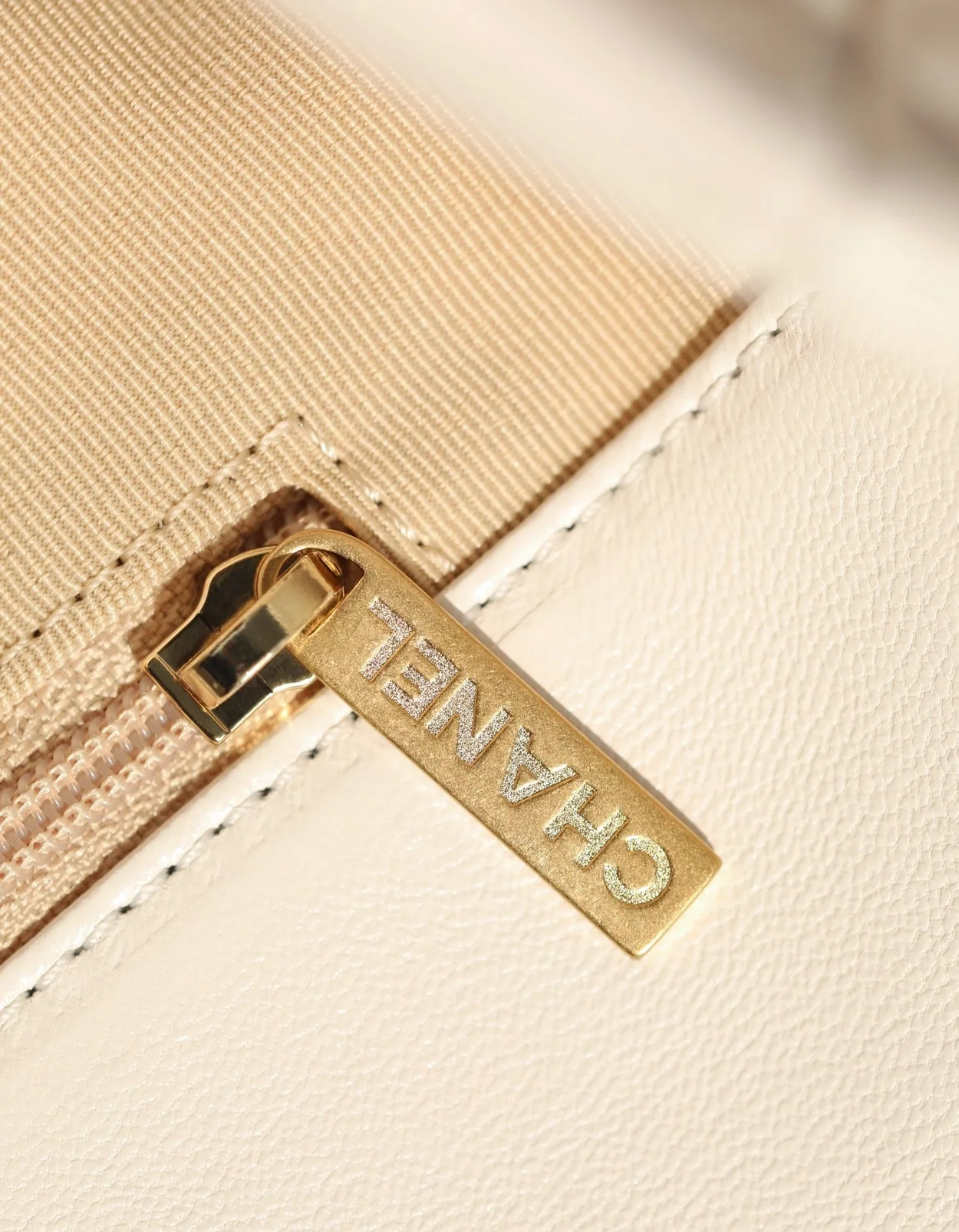 샤넬 19백 라지 램스킨 화이트 골드