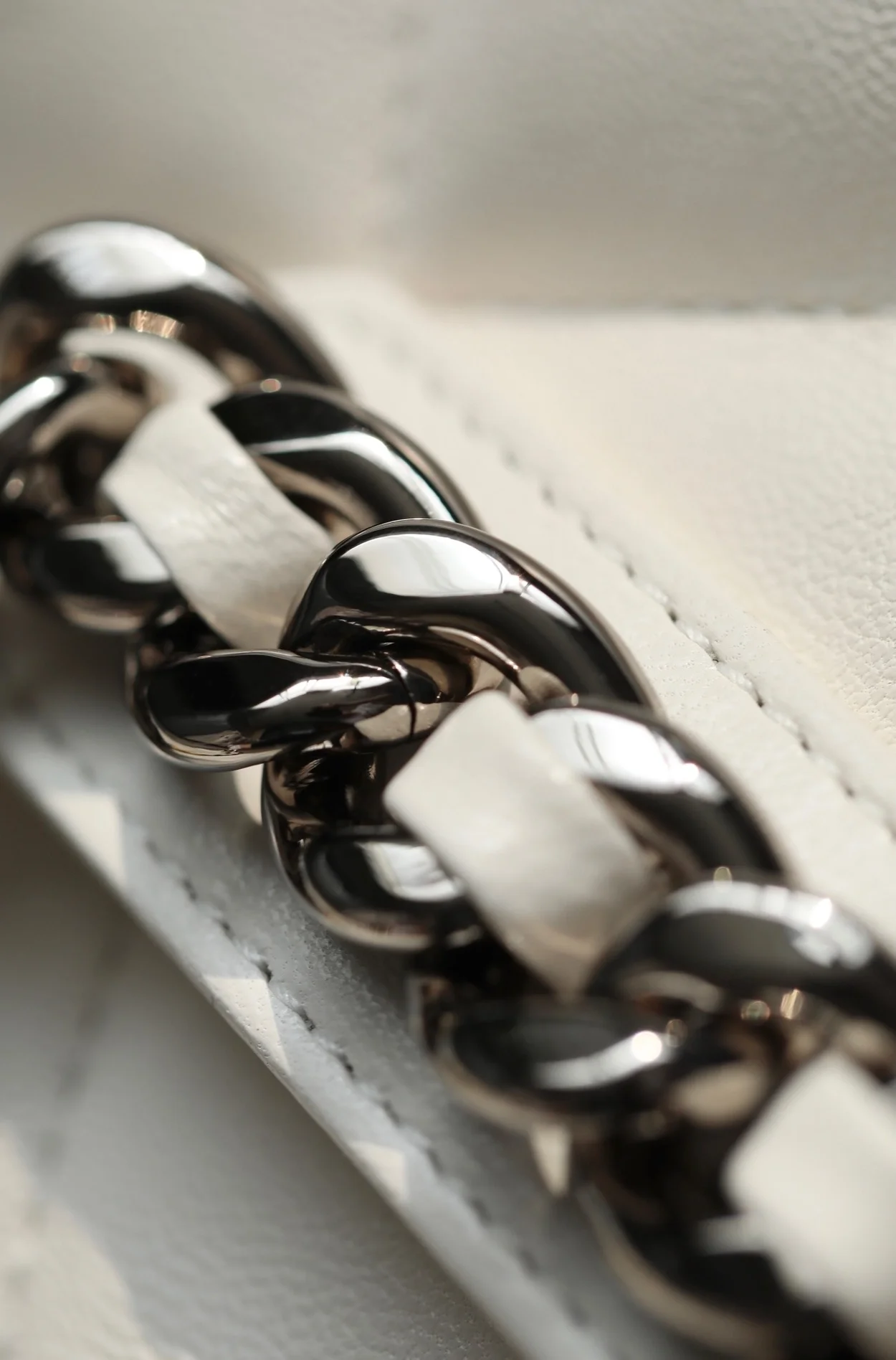 샤넬 19백 라지 램스킨 화이트 골드