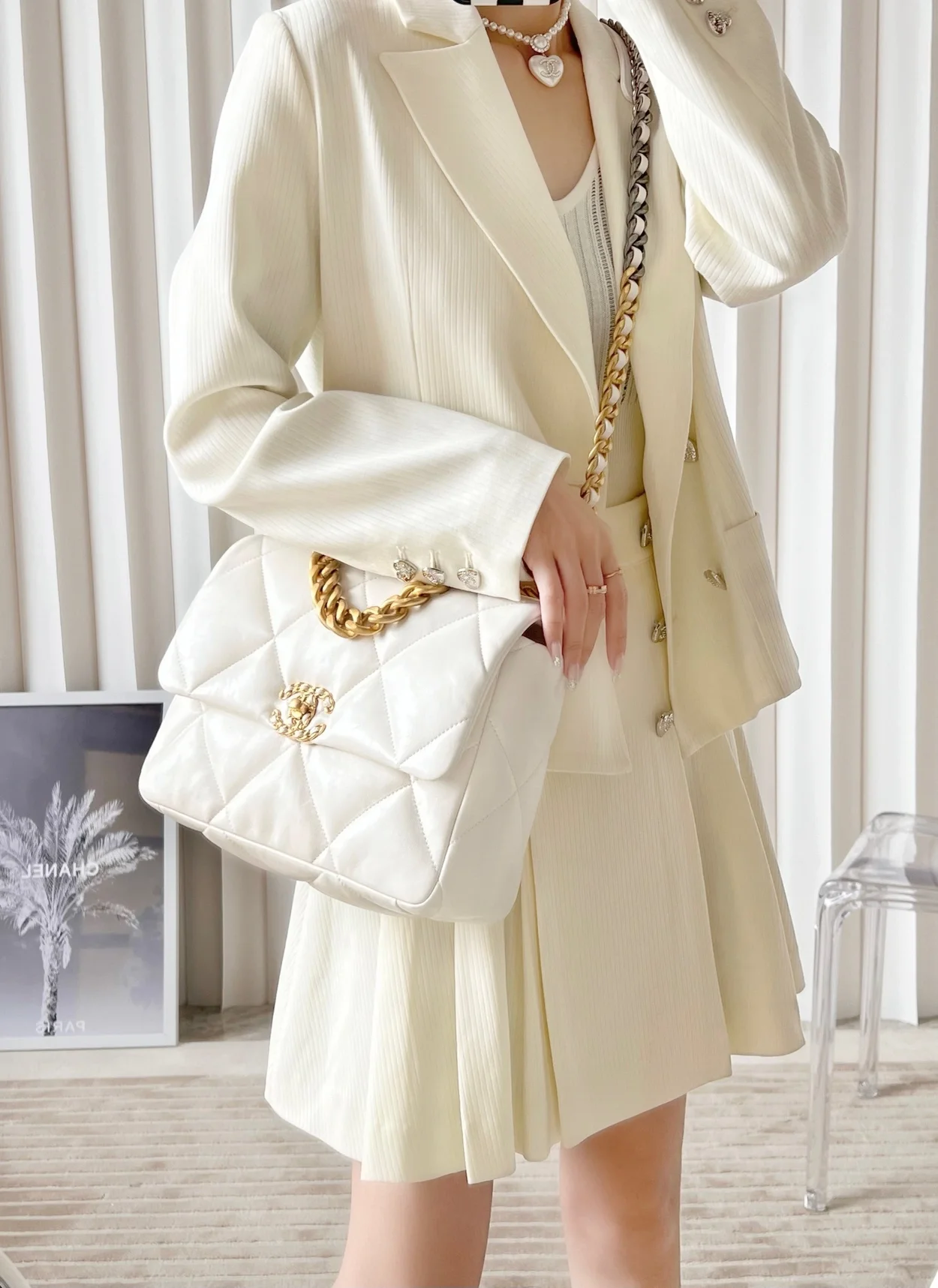 샤넬 19백 라지 램스킨 화이트 골드