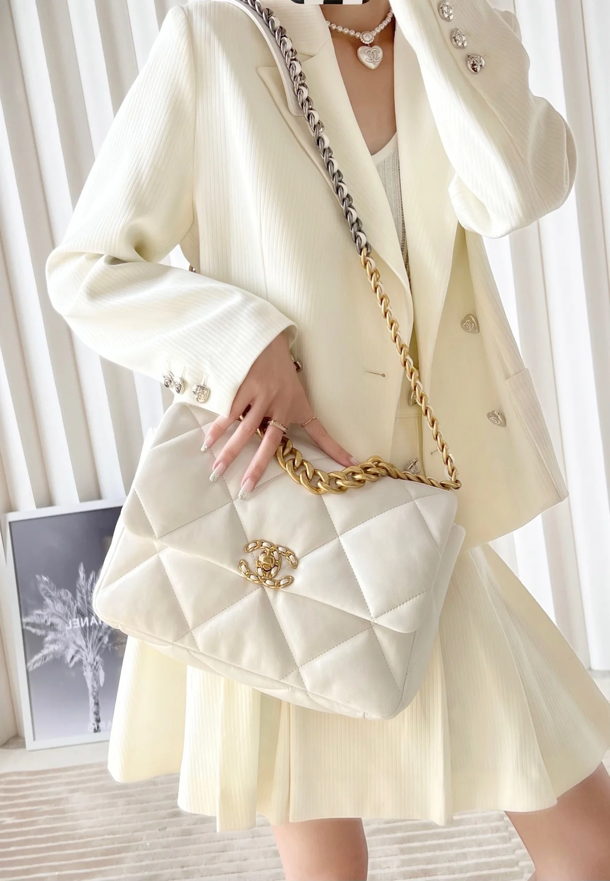 샤넬 19백 라지 램스킨 화이트 골드