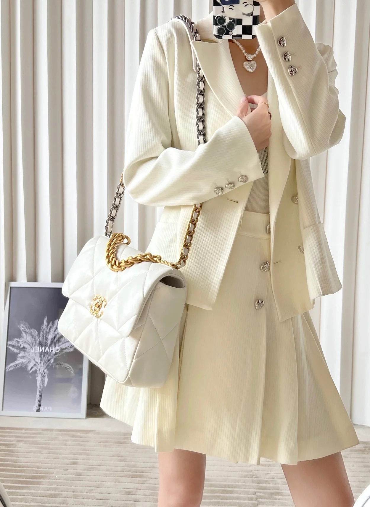 샤넬 19백 라지 램스킨 화이트 골드